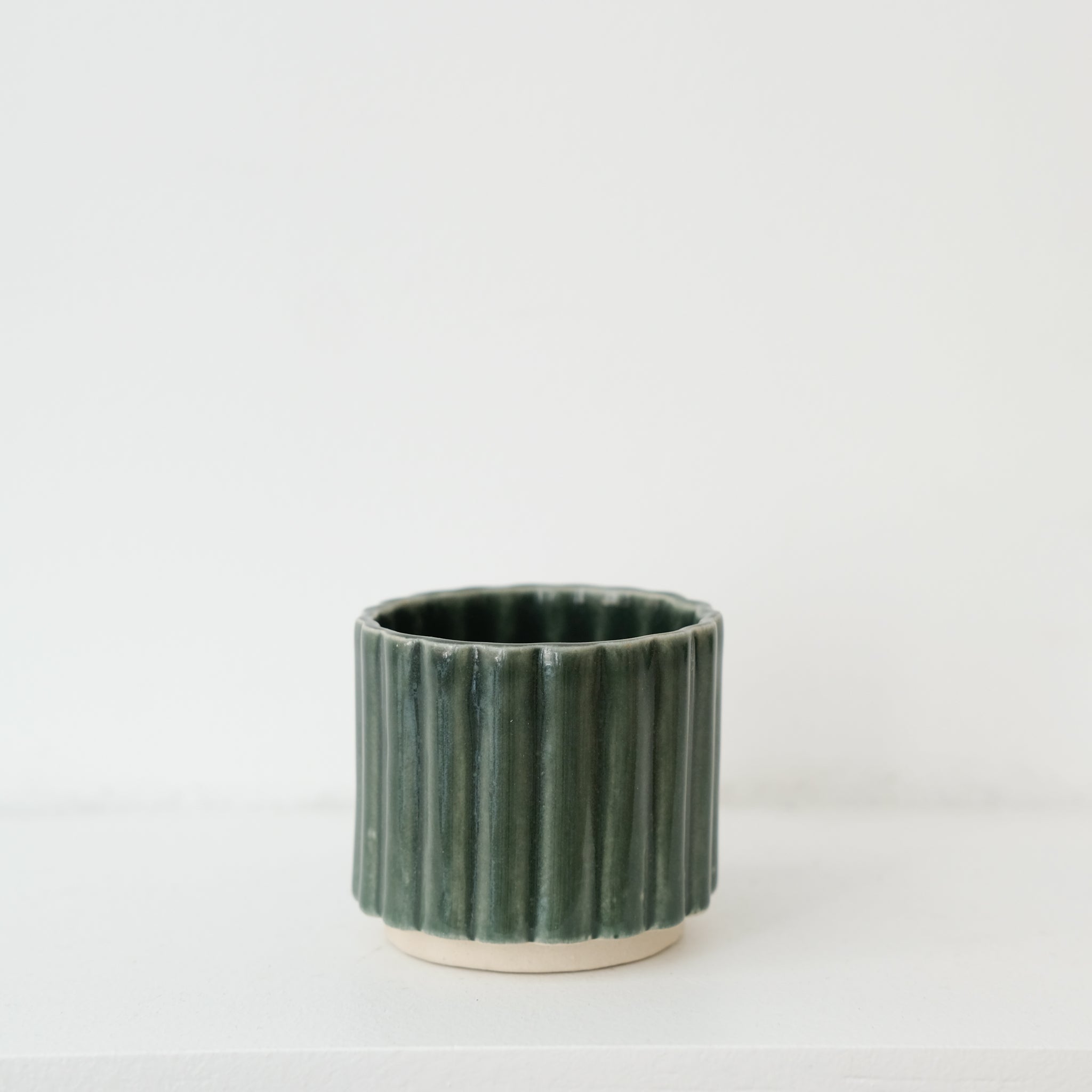 Tasse expresso vert sapin de Camille Esnée chez Brutal Ceramics