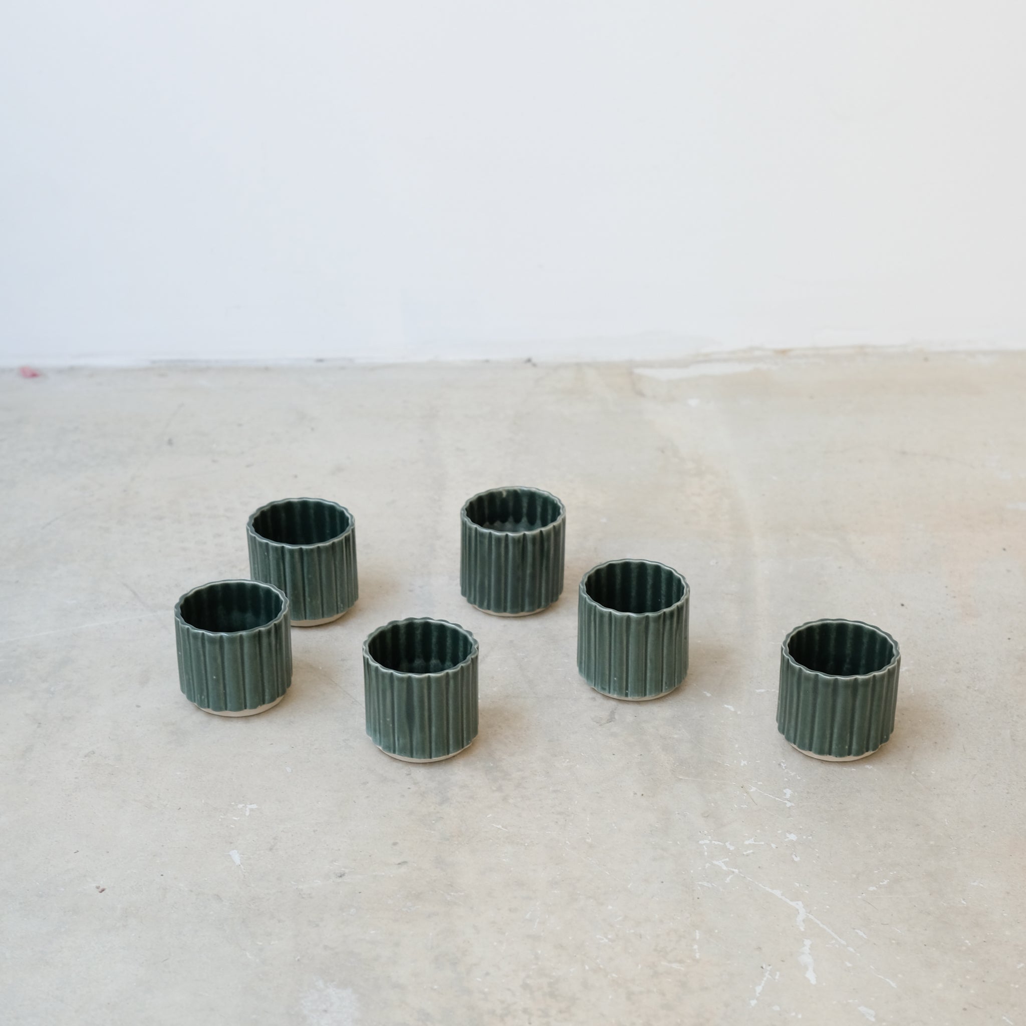 Tasse expresso vert sapin de Camille Esnée chez Brutal Ceramics