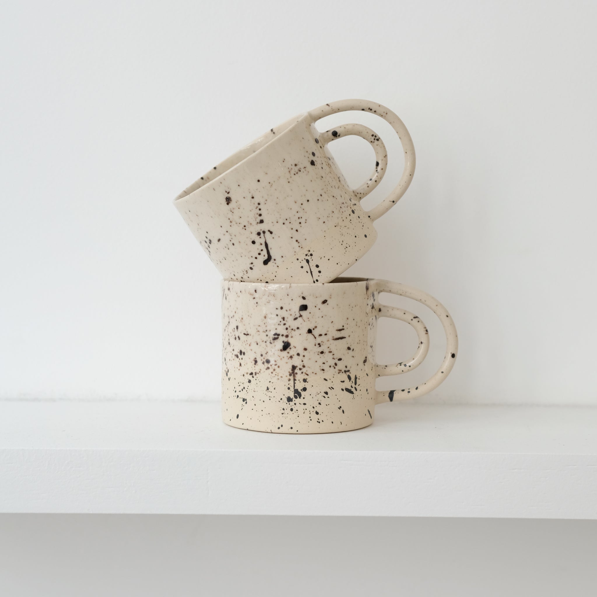 Mug Loop Rainbow 200ml - moucheté noir de Camille Esnée chez Brutal Ceramics