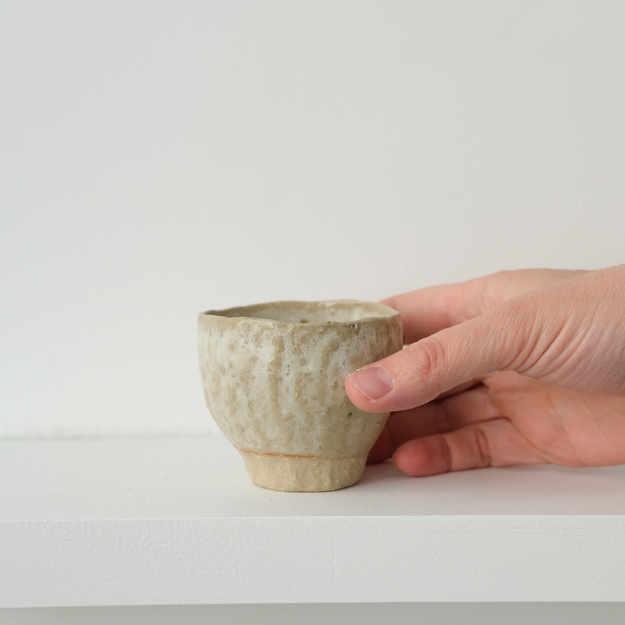 Tasse en grès blanc 100ml - Blanc de Judith Lasry pour Brutal Ceramics
