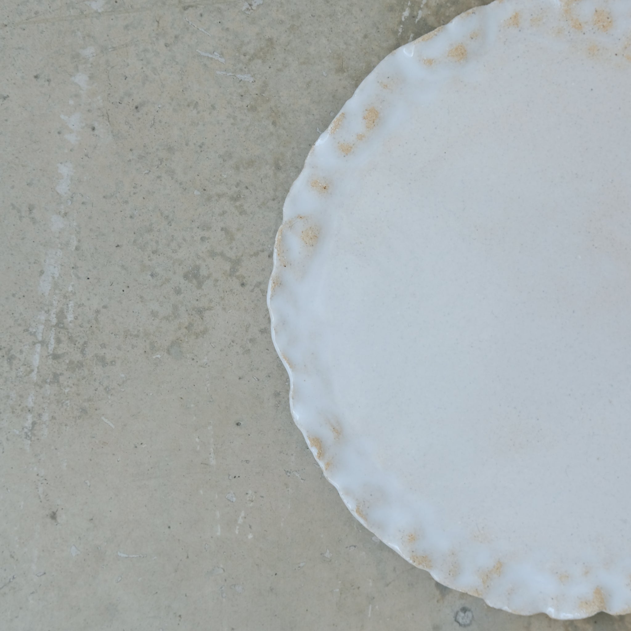Assiette printemps D20,5cm de Léa Baldassari chez Brutal Ceramics