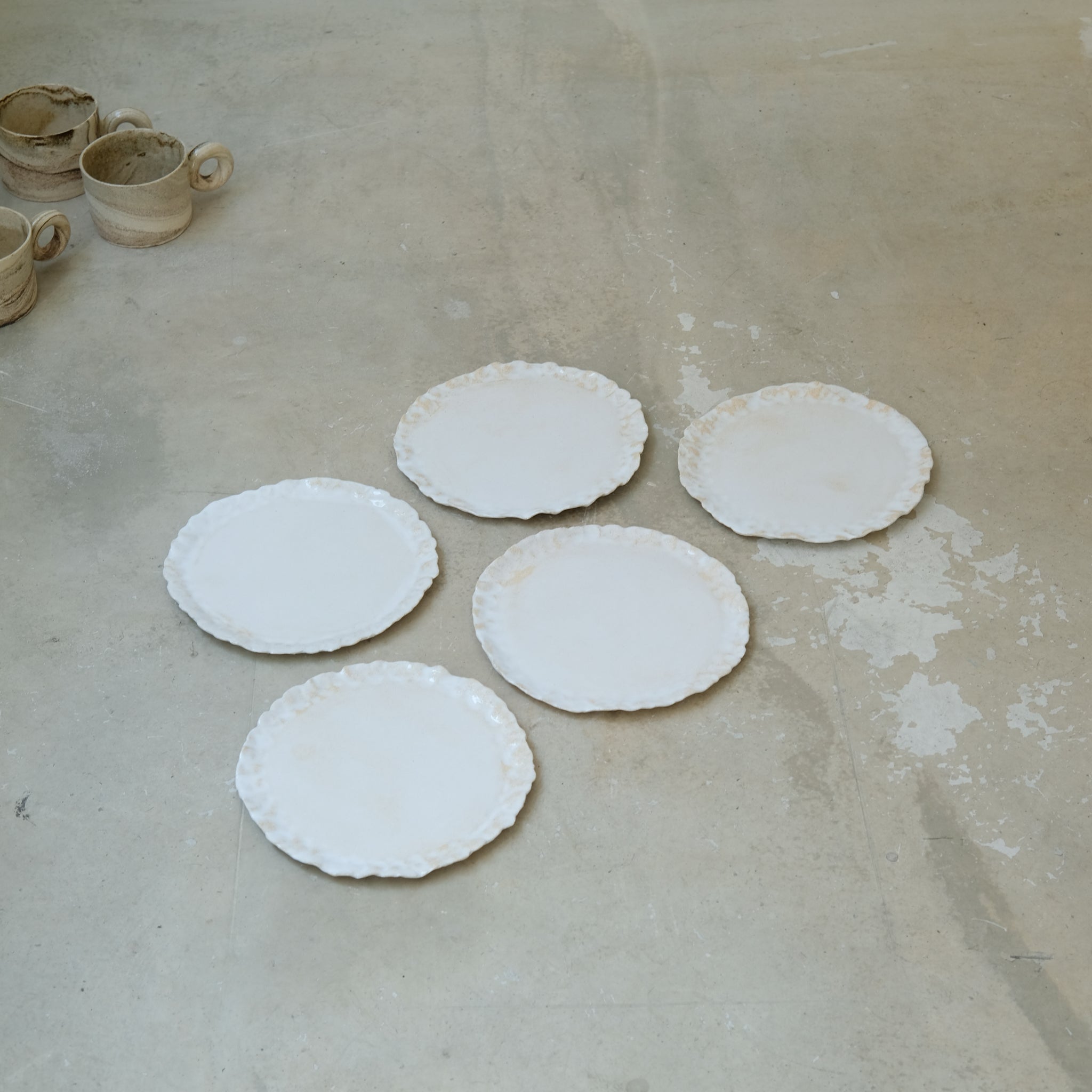 Assiette printemps D20,5cm de Léa Baldassari chez Brutal Ceramics