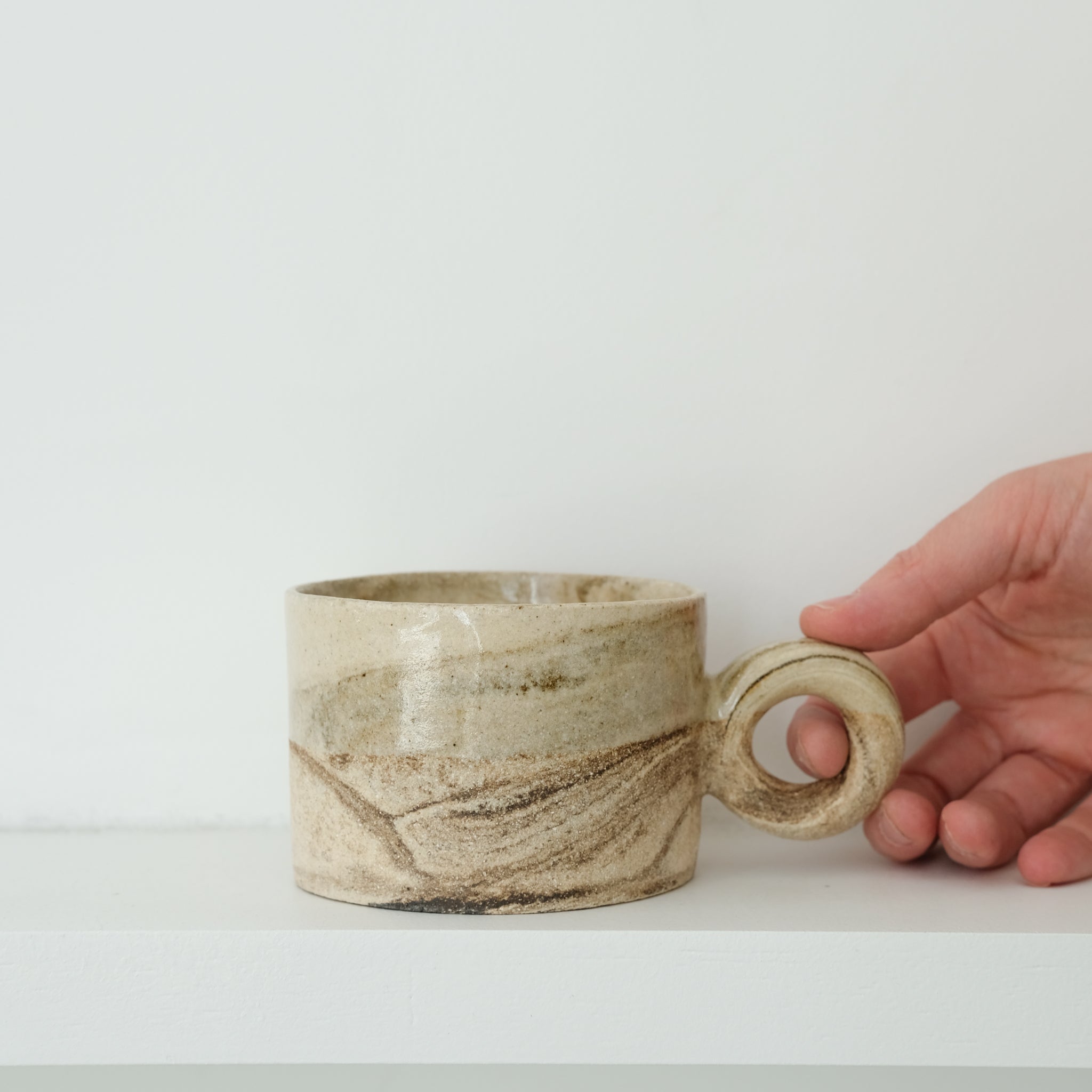 Tasse en terre mêlées 310ml - sable de Léa Baldassari chez Brutal Ceramics