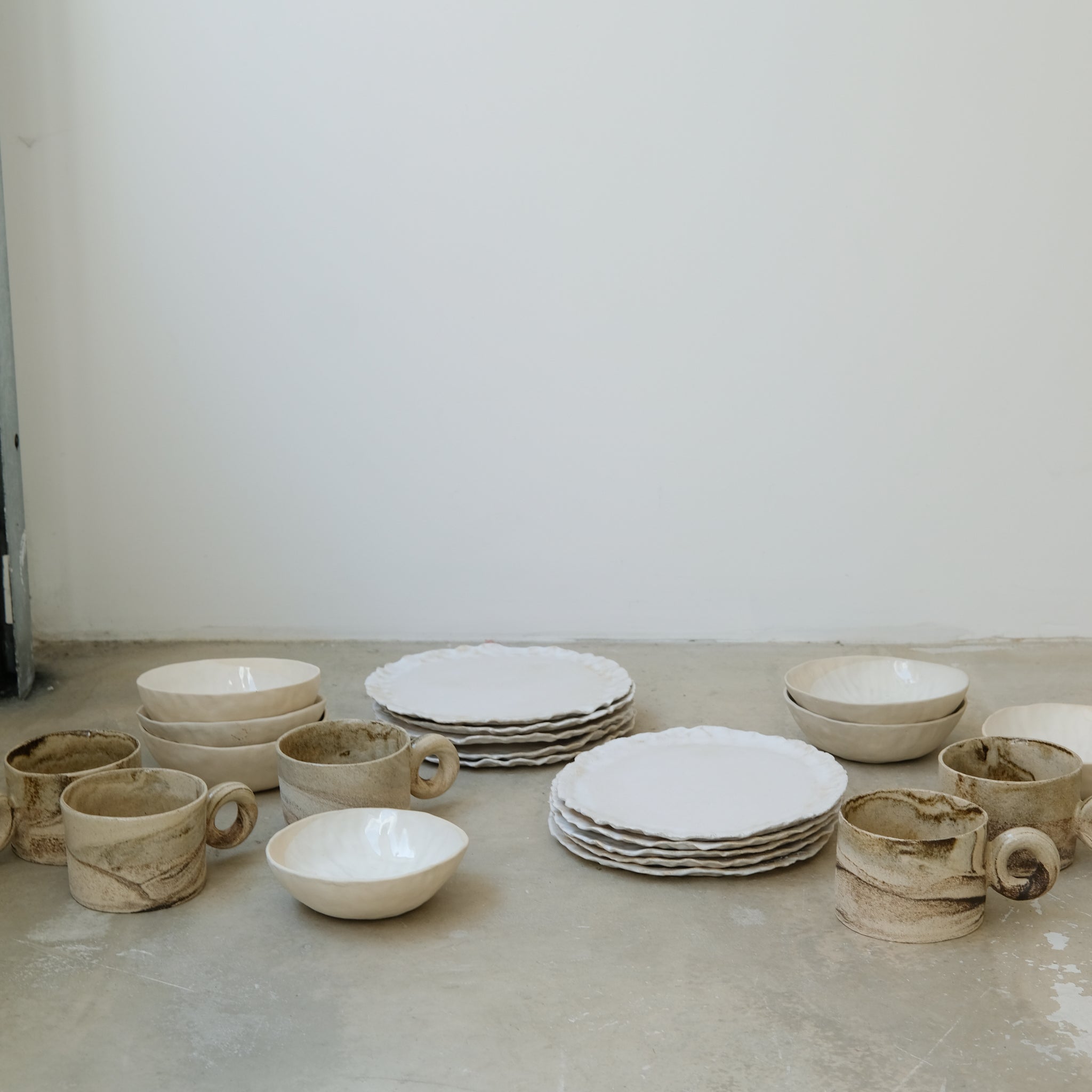 Assiette printemps D20,5cm de Léa Baldassari chez Brutal Ceramics