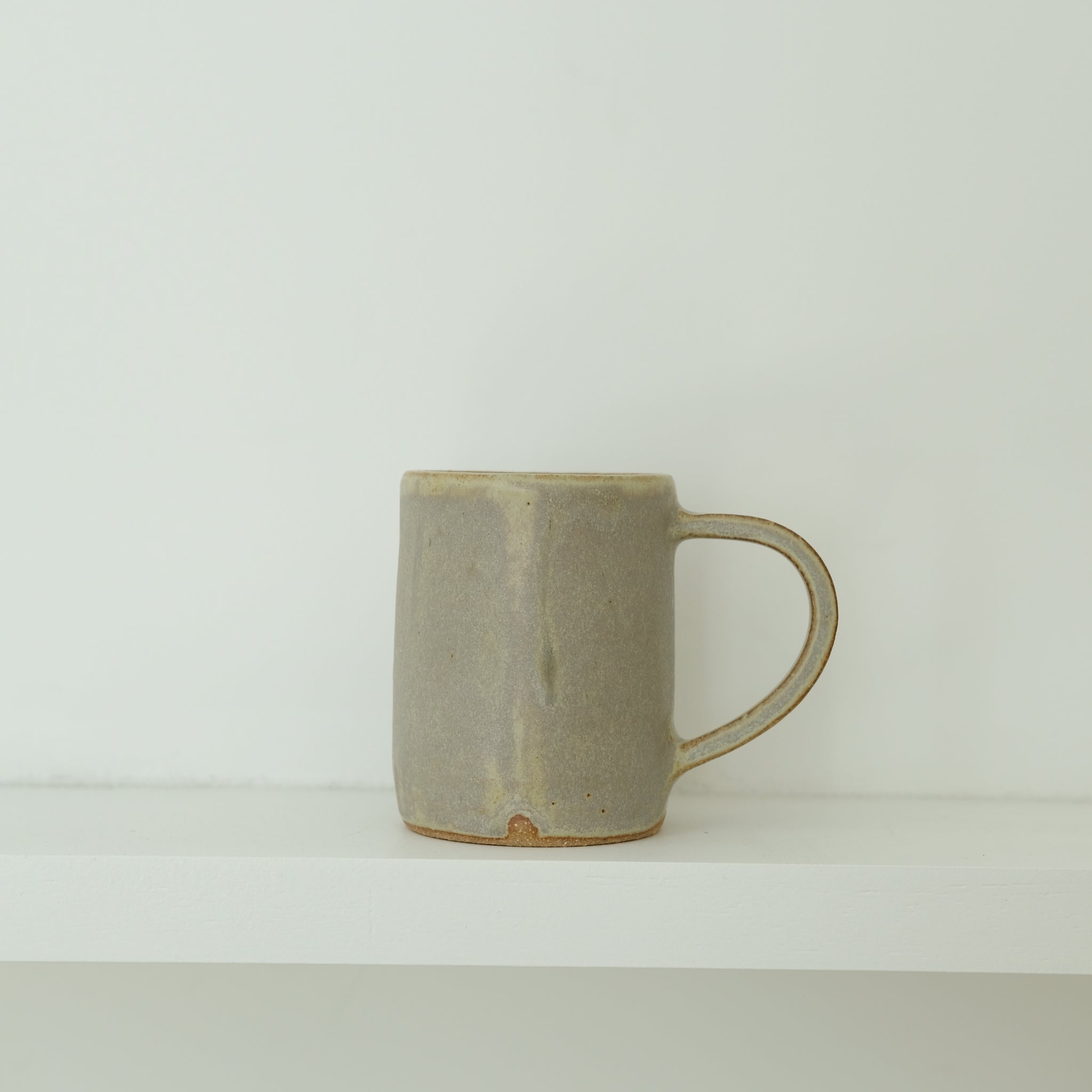 Tasse en grès 260ml - vert mat par Nolwenn Baillet chez Brutal Ceramics