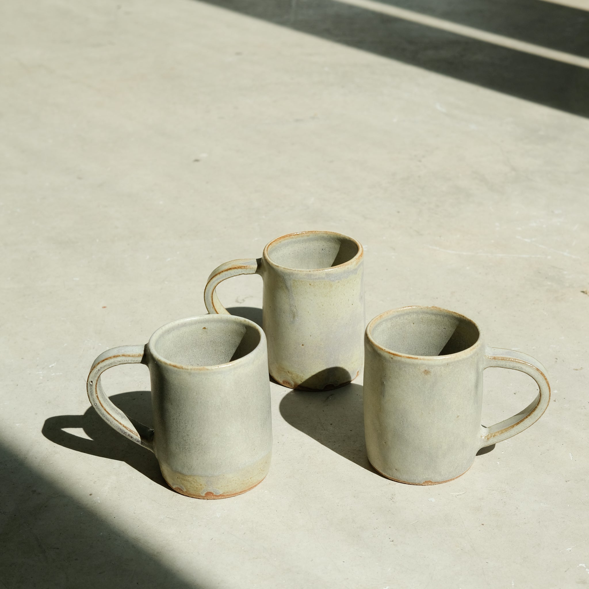 Tasse en grès 260ml - vert mat par Nolwenn Baillet chez Brutal Ceramics