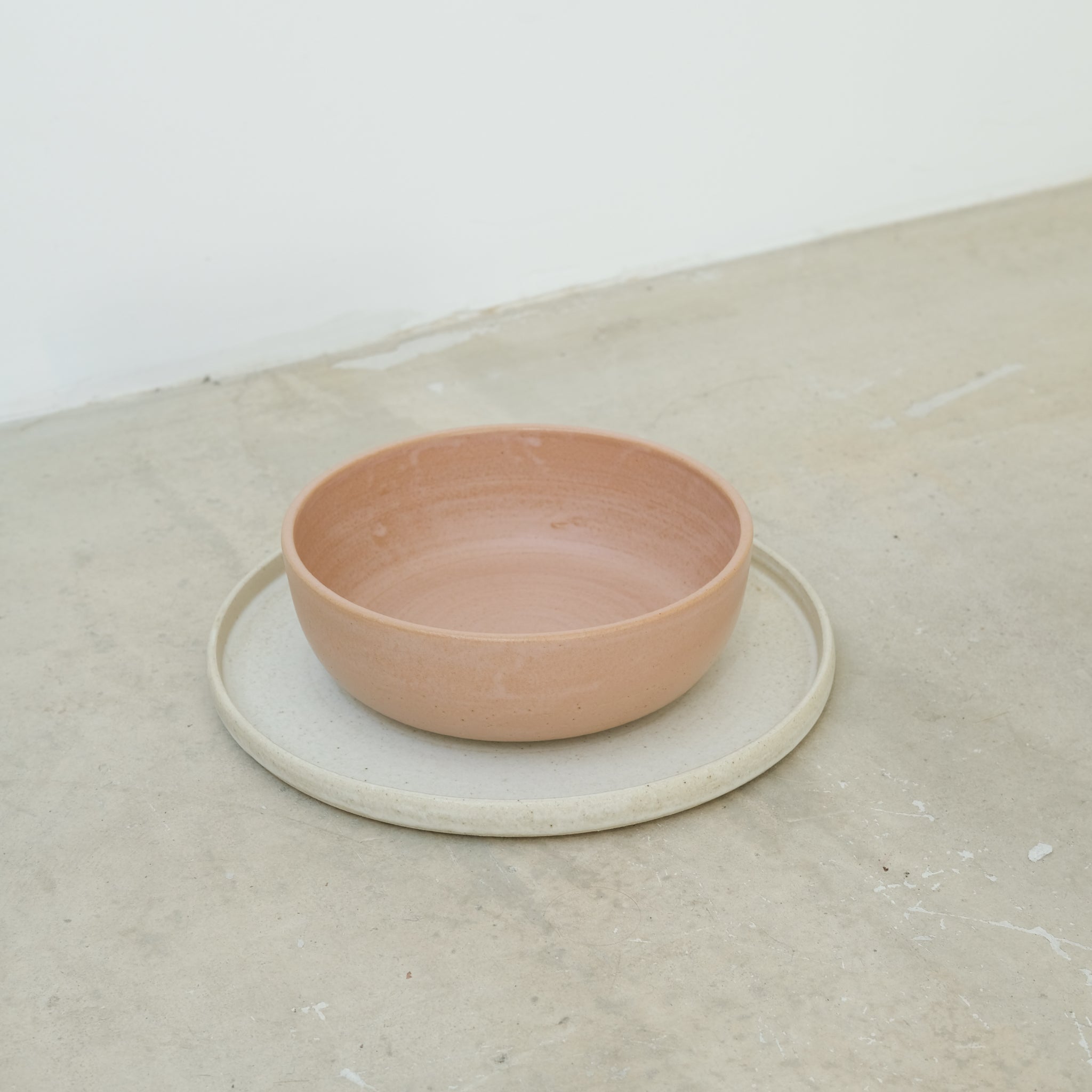 Assiette en grès, beige par Nolwenn Baillet chez Brutal Ceramics