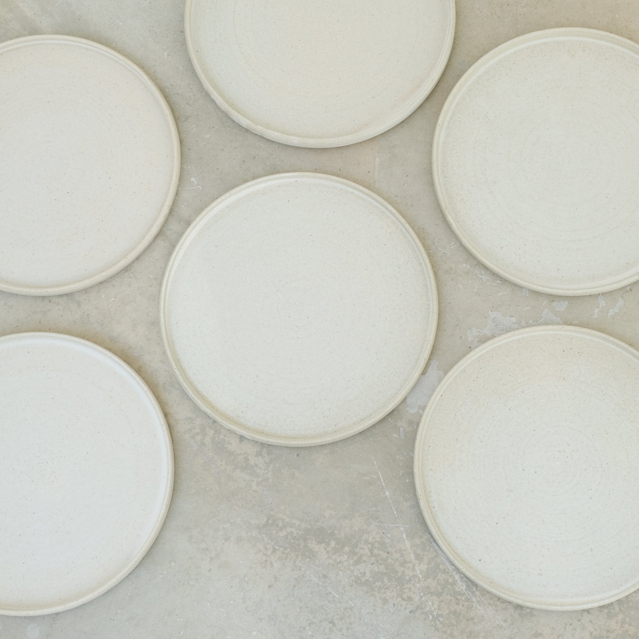 Assiette en grès, beige par Nolwenn Baillet chez Brutal Ceramics