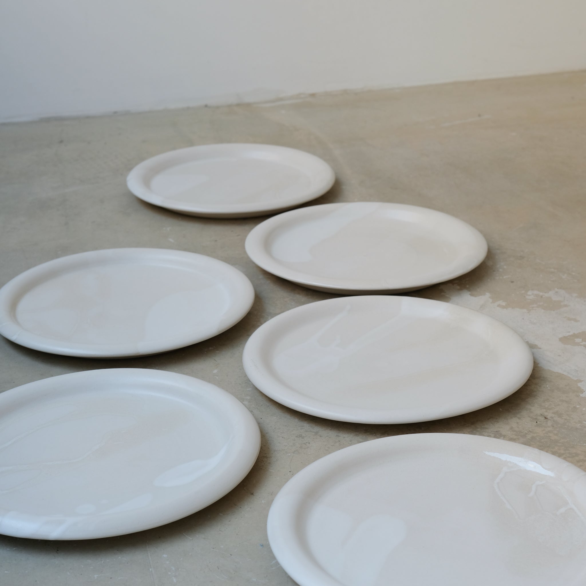 Assiette en grès D 24cm - blanc de studio des rosiers chez Brutal Ceramics