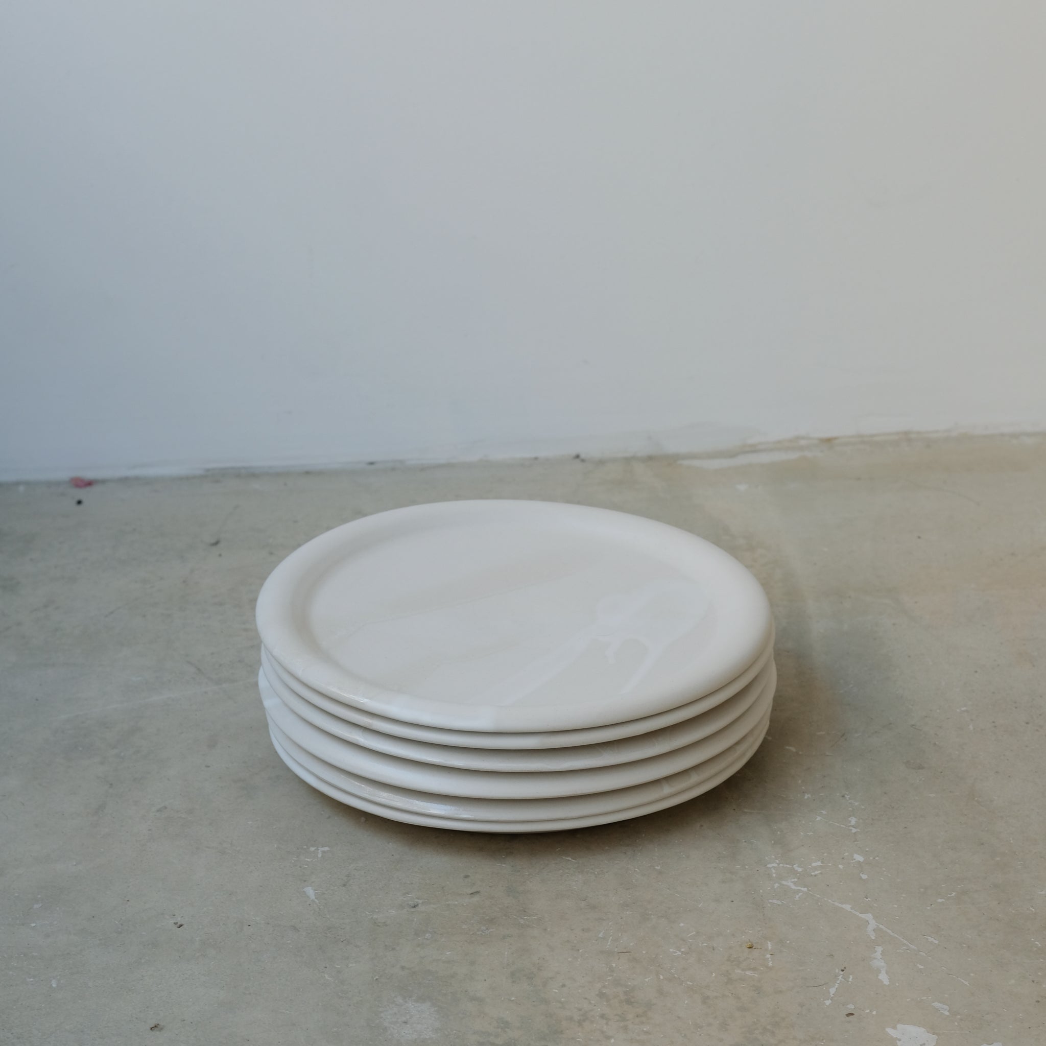 Assiette en grès D 24cm - blanc de studio des rosiers chez Brutal Ceramics