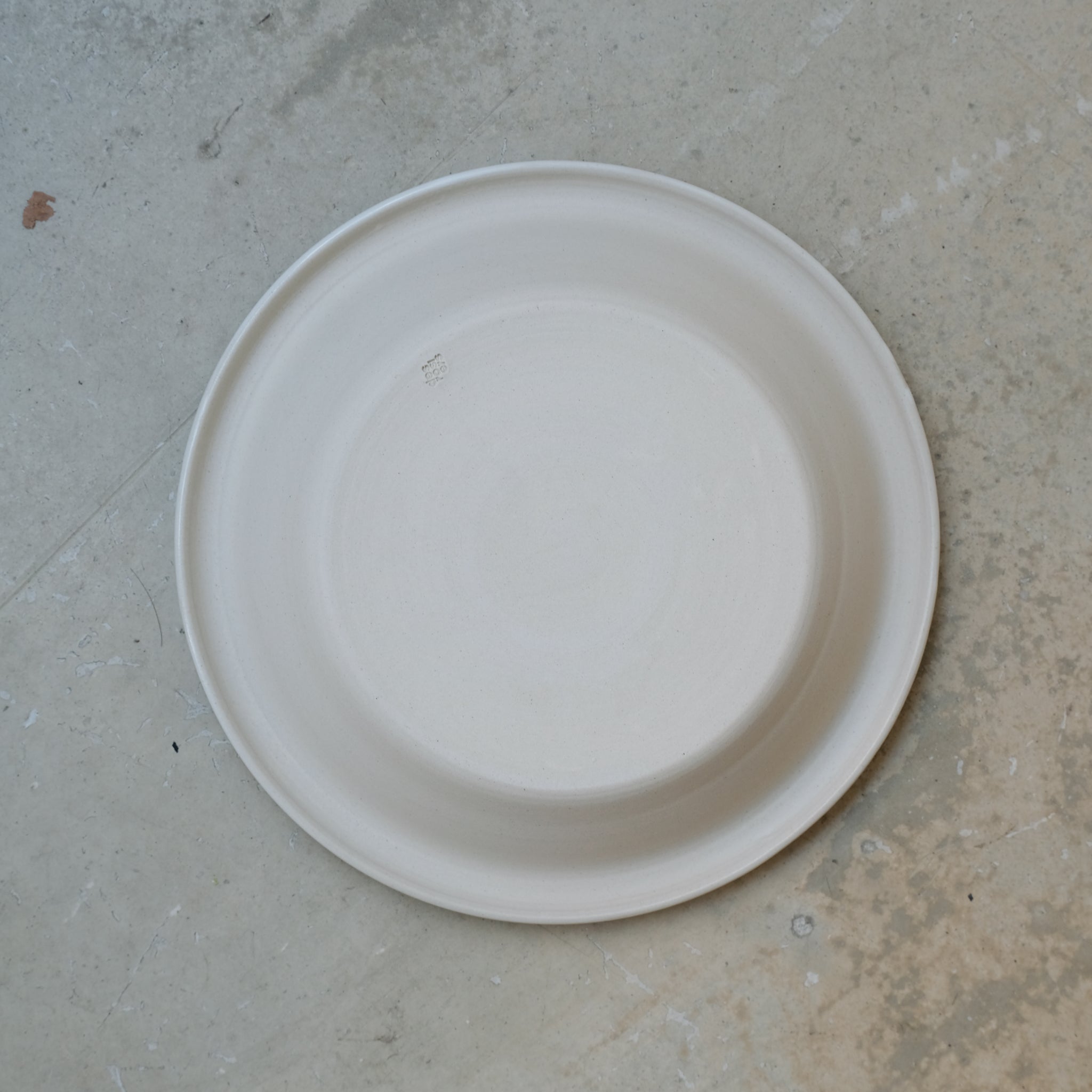 Assiette creuse en grès D 20cm - de studio des rosiers chez Brutal Ceramics