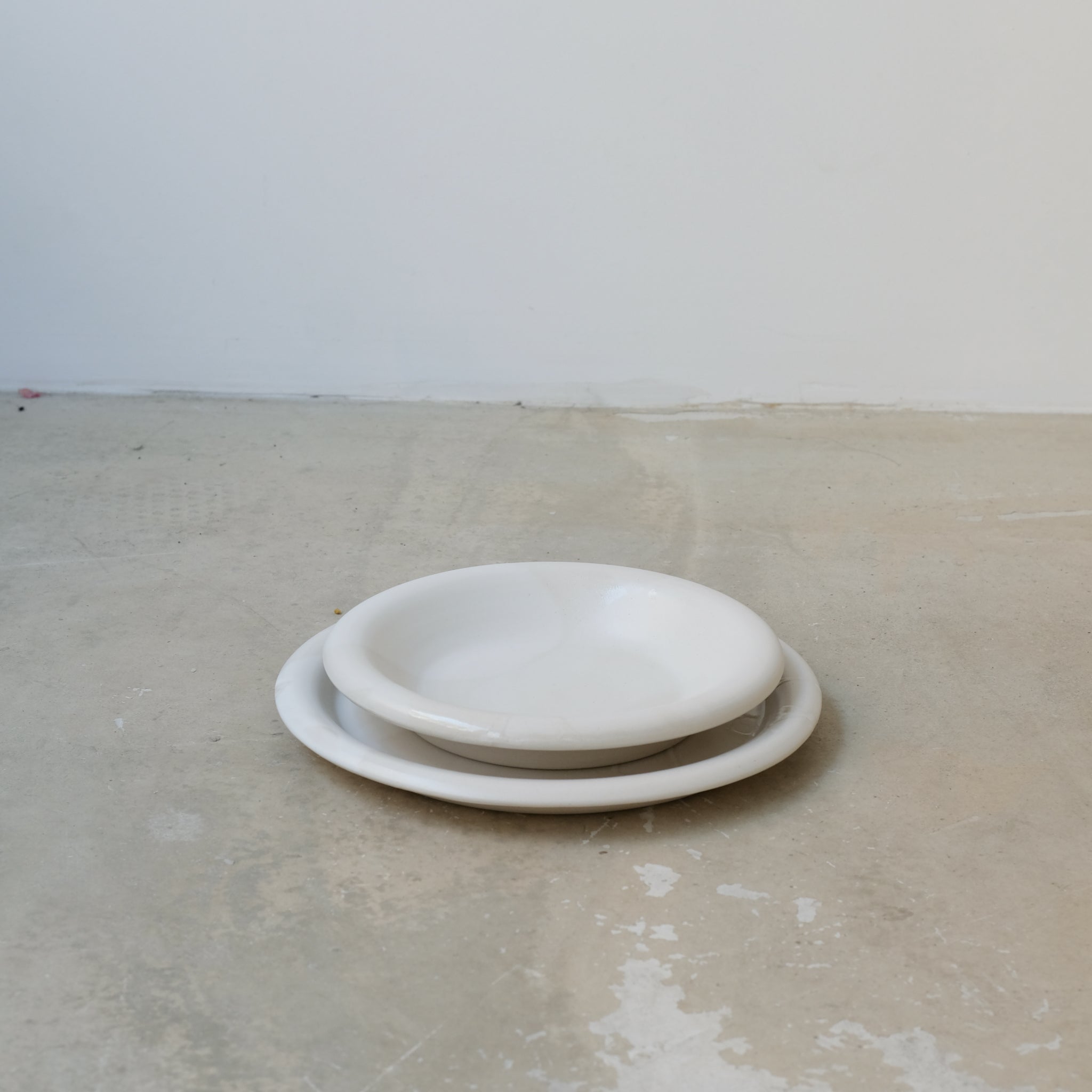 Assiette creuse en grès D 20cm - de studio des rosiers chez Brutal Ceramics