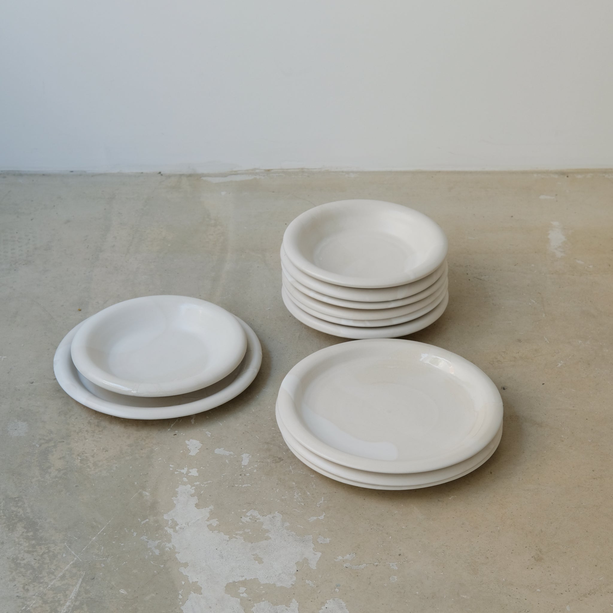 Assiette en grès D 24cm - blanc de studio des rosiers chez Brutal Ceramics