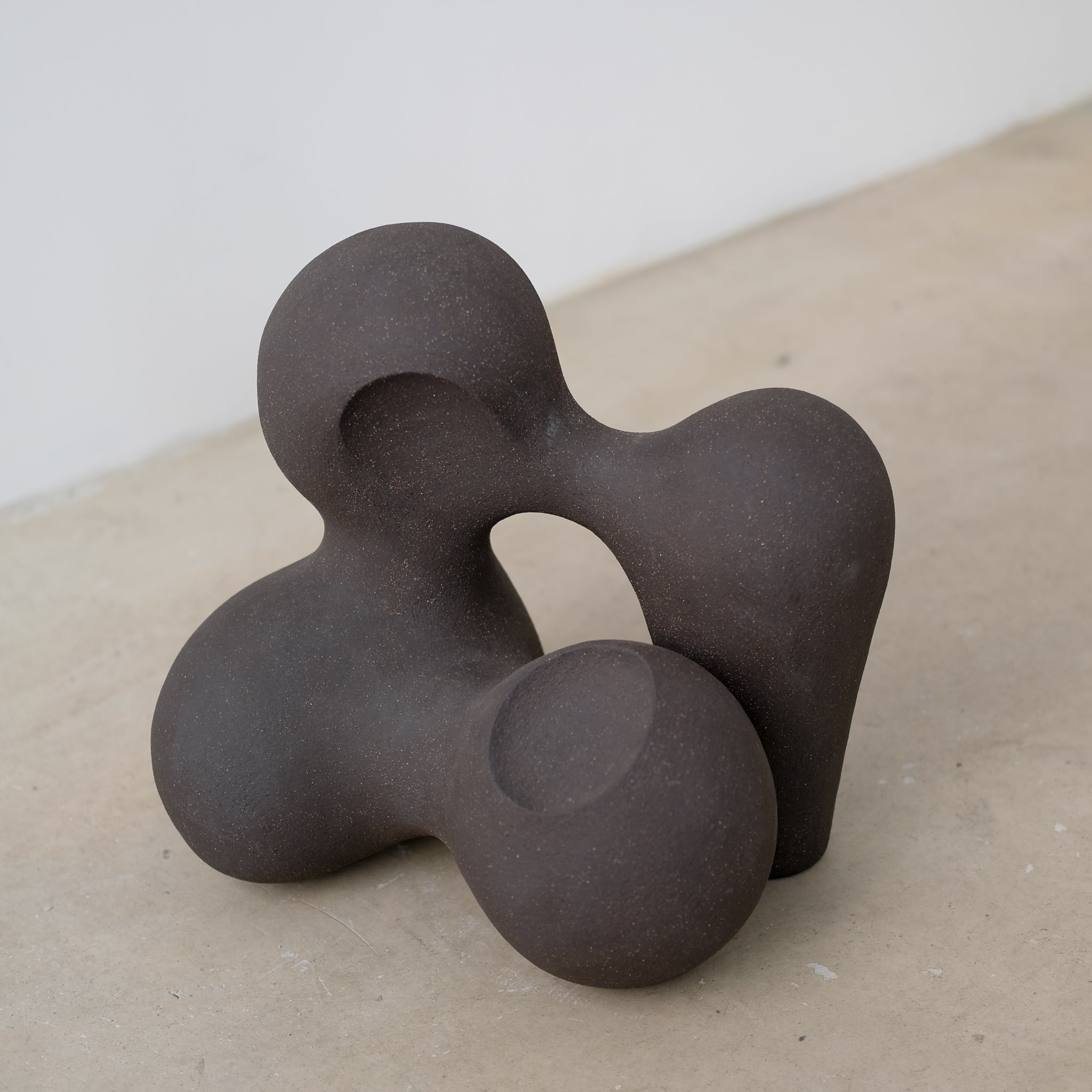 Sculpture "Cloud Stone VI" noir de Terre Brute chez Brutal Ceramics