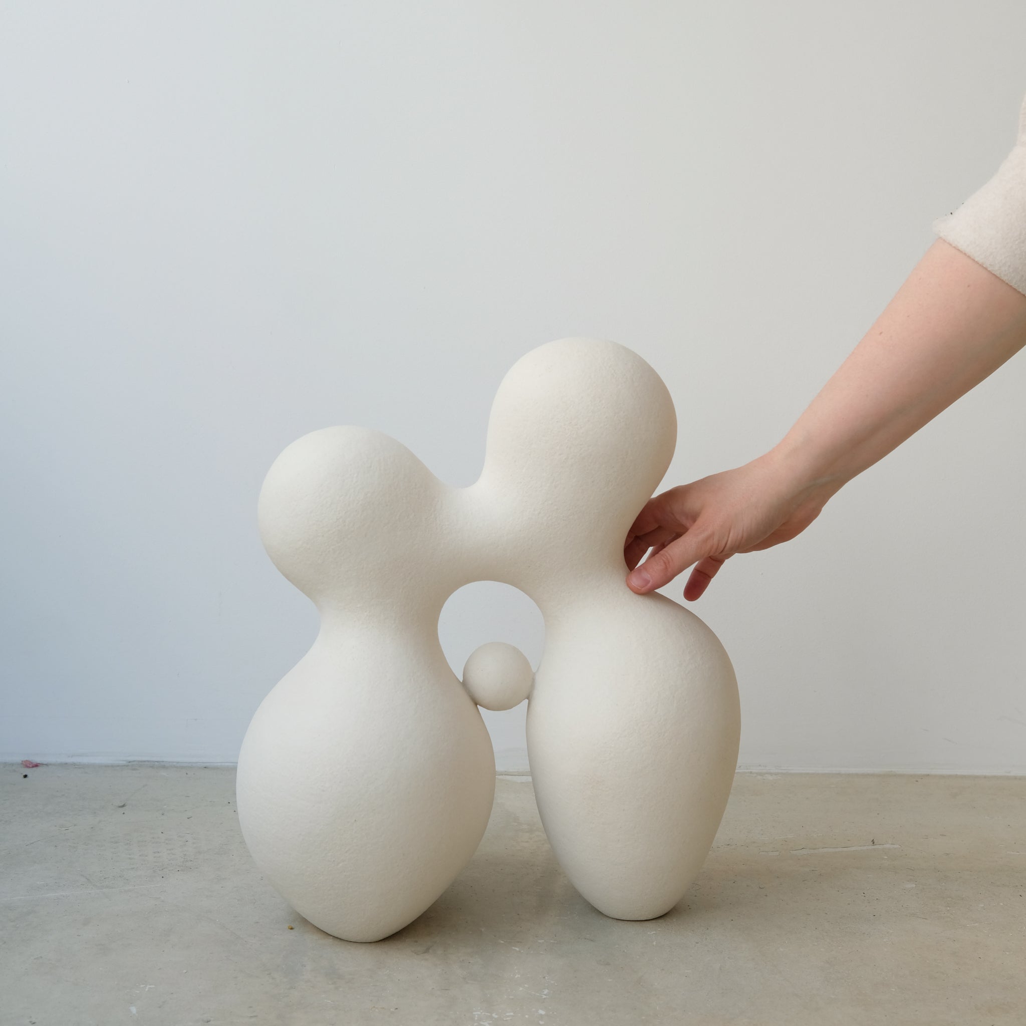 Sculpture "Cloud Stone V" blanc mat de Terre Brute chez Brutal Ceramics