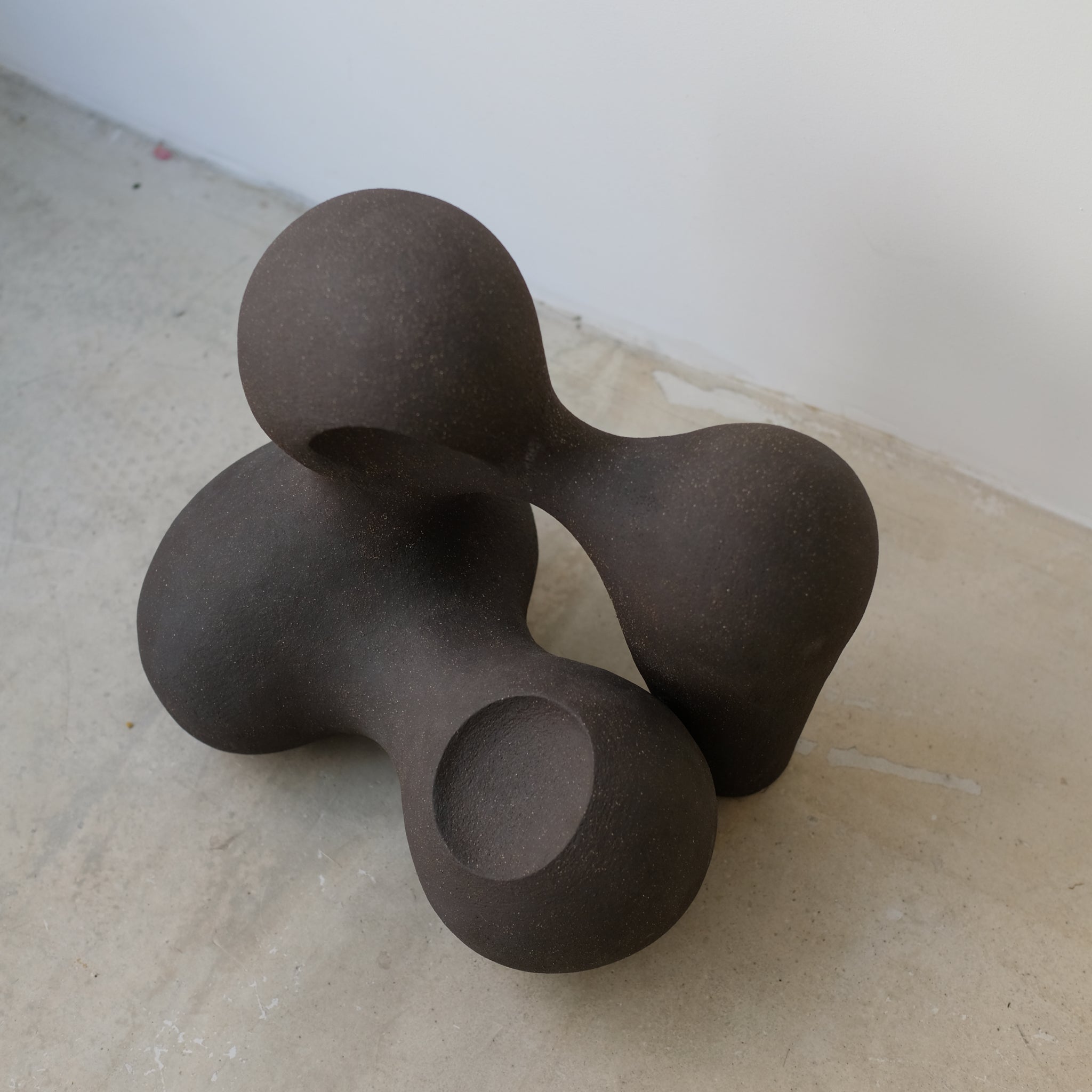 Sculpture "Cloud Stone VI" noir de Terre Brute chez Brutal Ceramics
