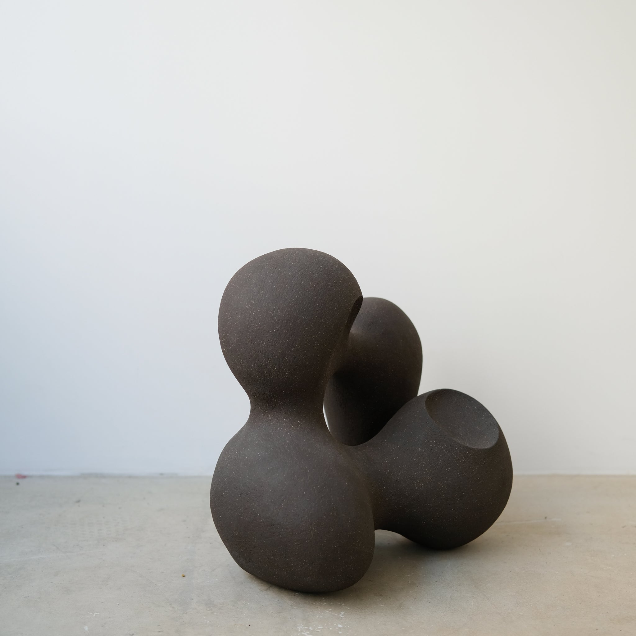 Sculpture "Cloud Stone VI" noir de Terre Brute chez Brutal Ceramics