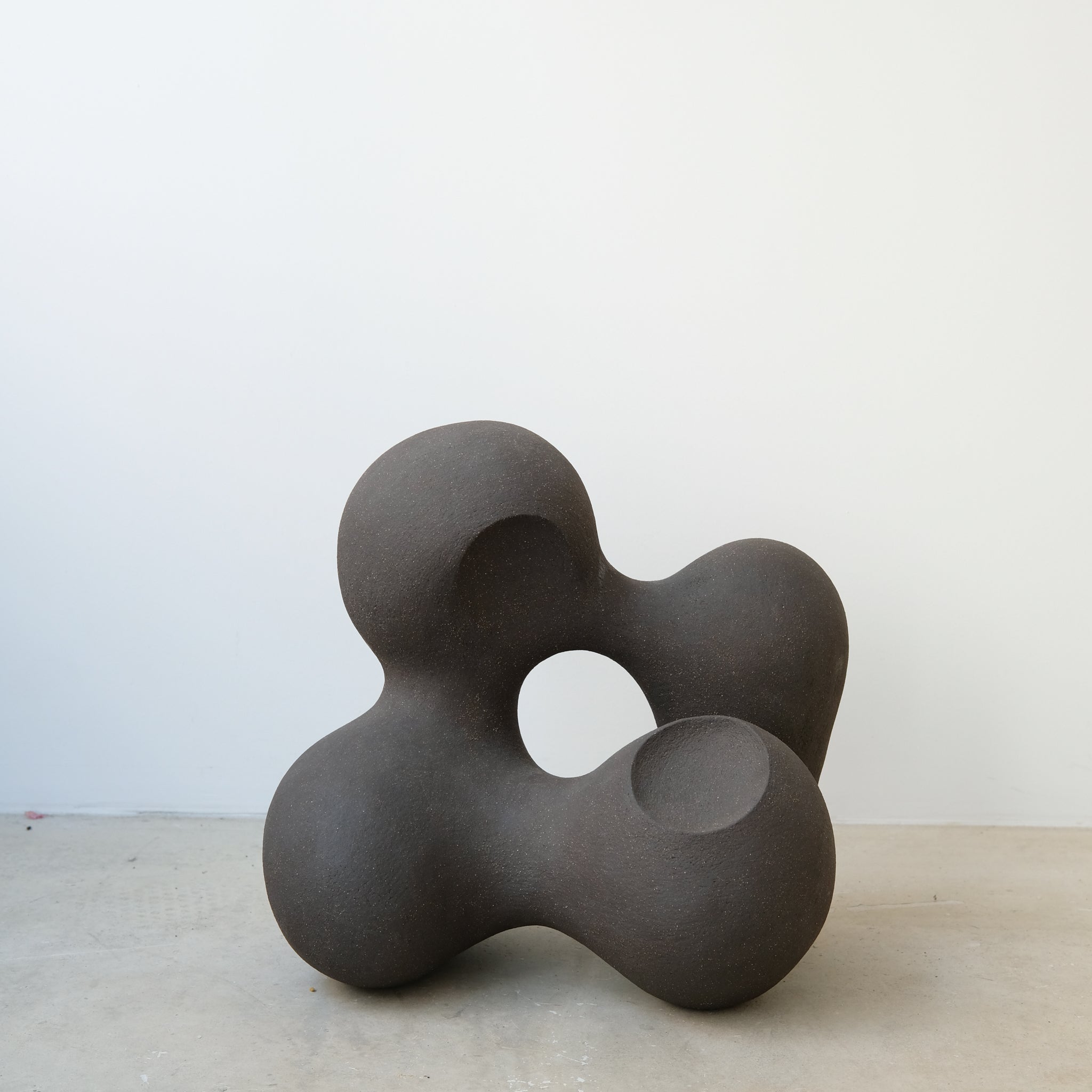 Sculpture "Cloud Stone VI" noir de Terre Brute chez Brutal Ceramics