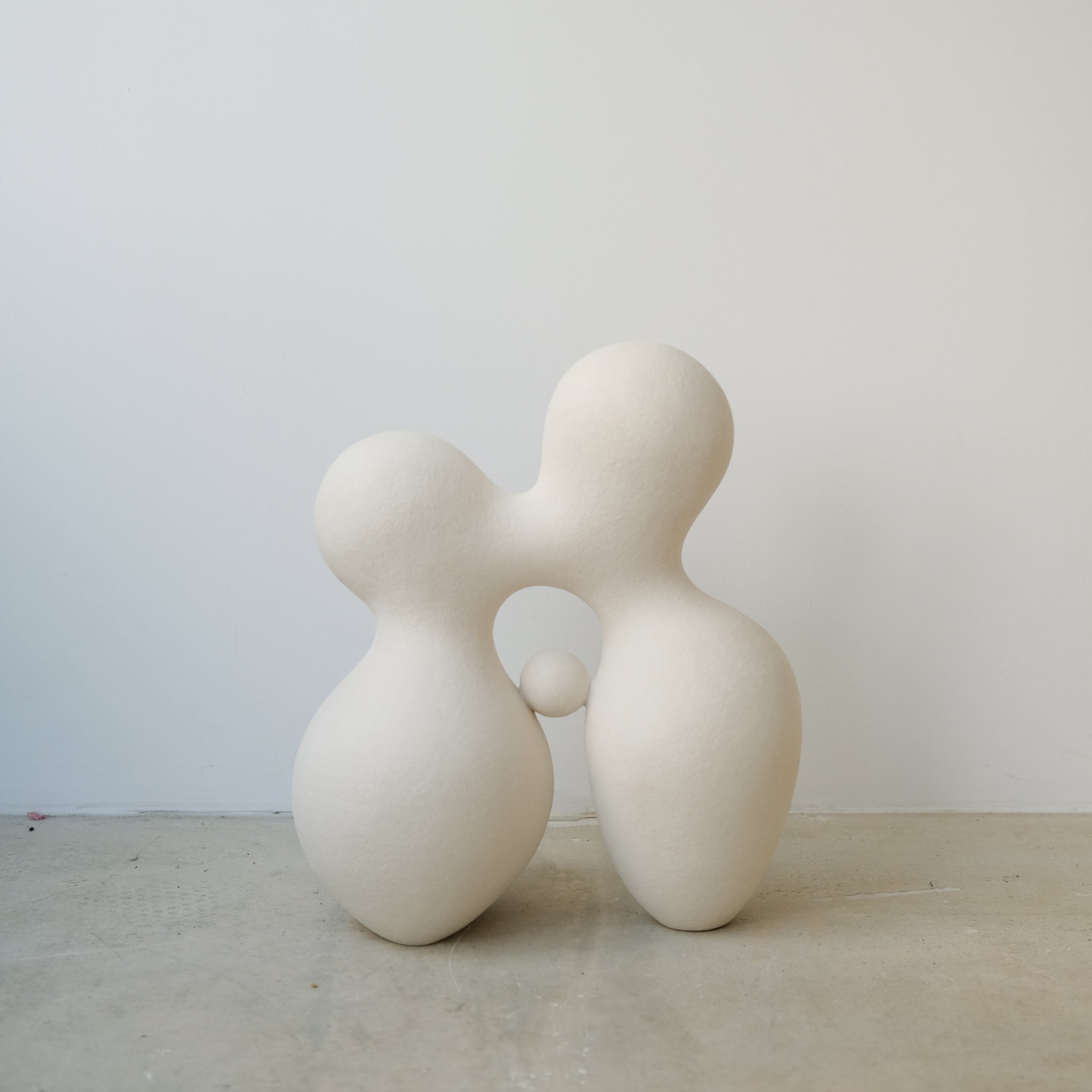 Sculpture "Cloud Stone V" blanc mat de Terre Brute chez Brutal Ceramics