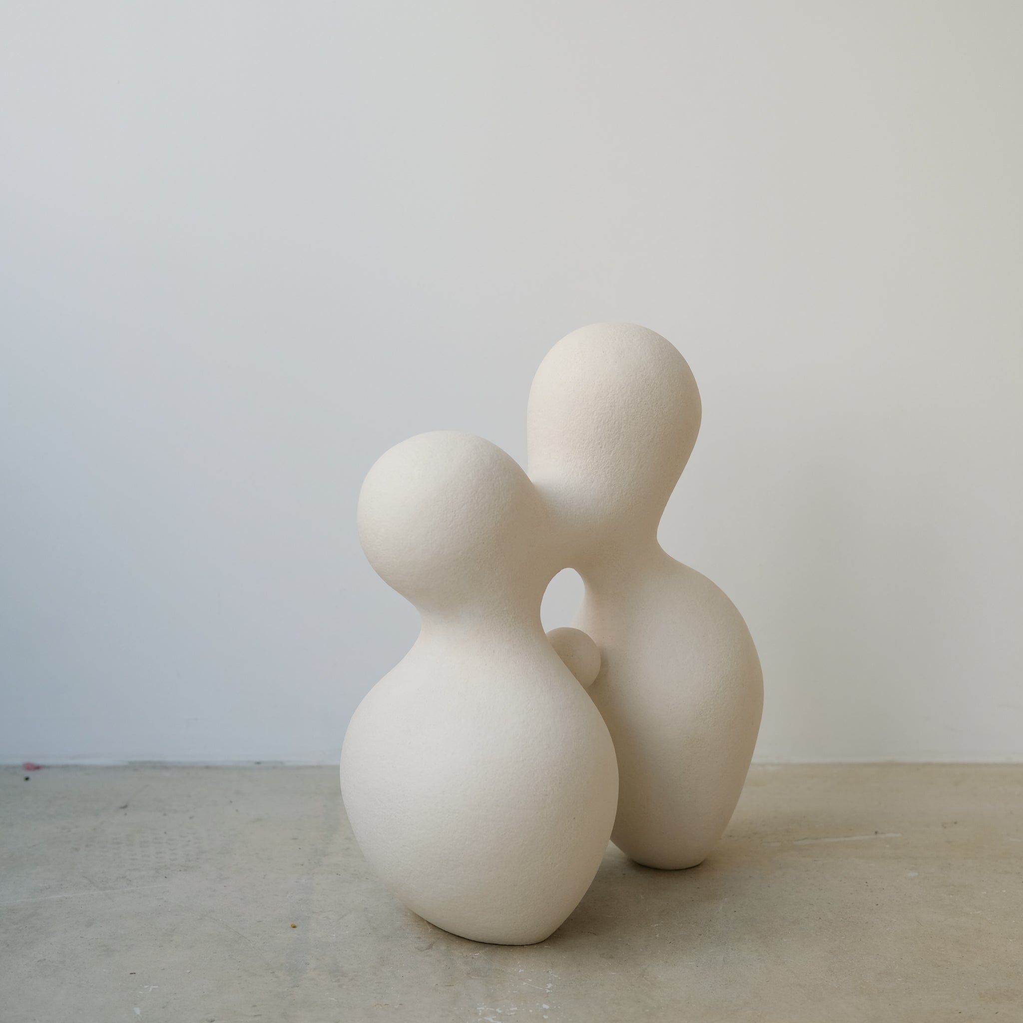 Sculpture "Cloud Stone V" blanc mat de Terre Brute chez Brutal Ceramics