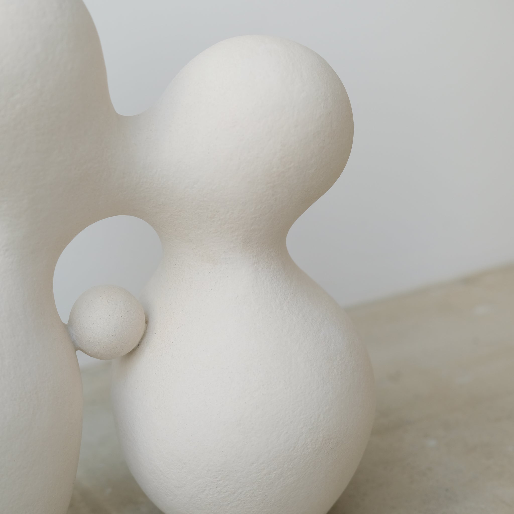 Sculpture "Cloud Stone V" blanc mat de Terre Brute chez Brutal Ceramics