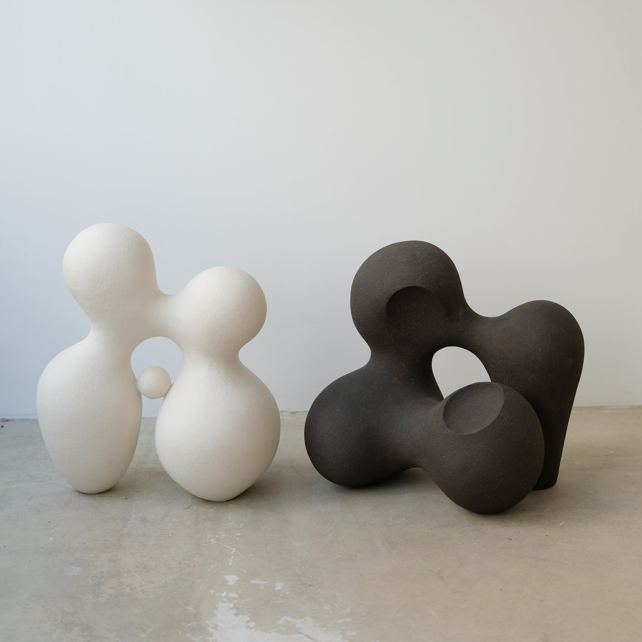Sculpture "Cloud Stone V" blanc mat de Terre Brute chez Brutal Ceramics