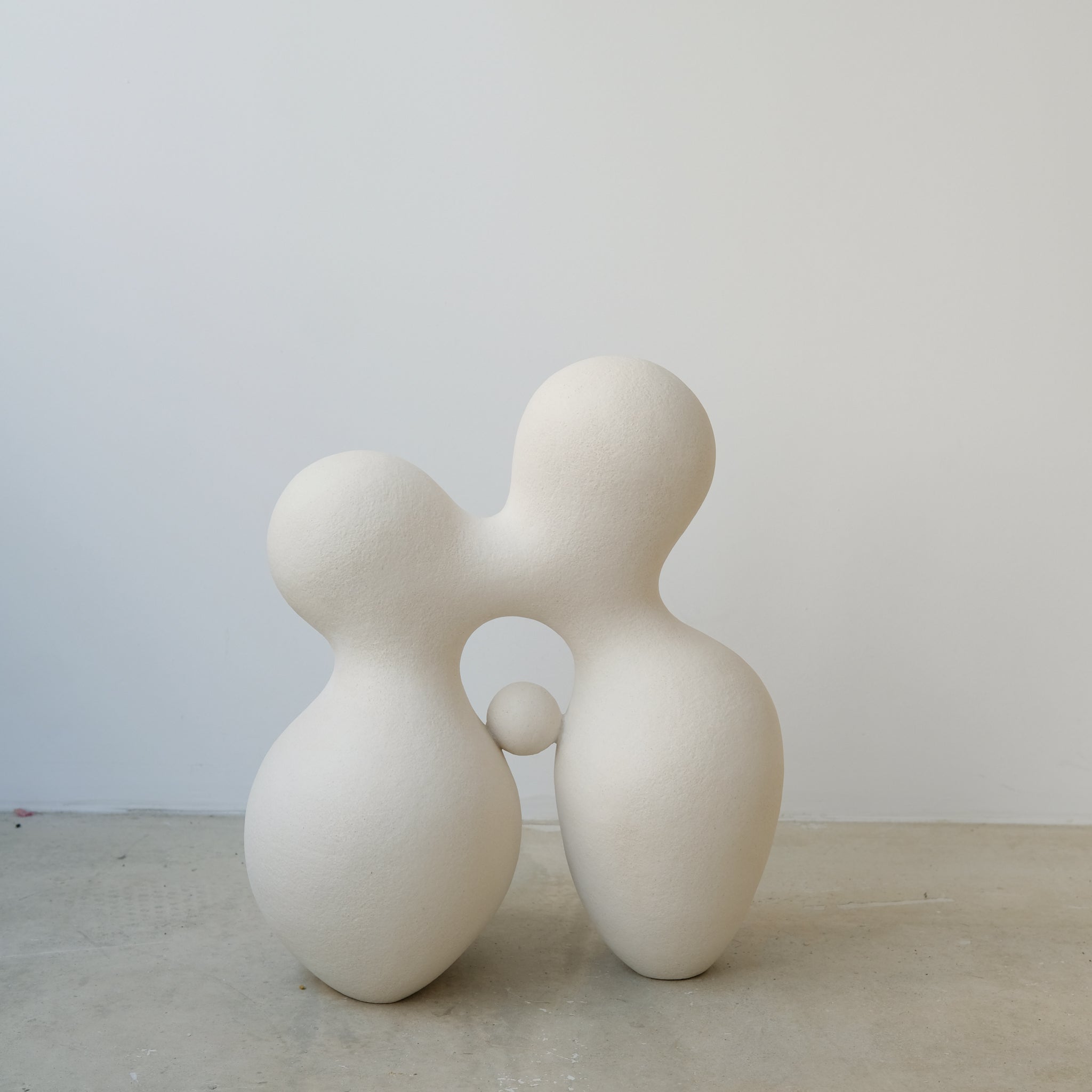 Sculpture "Cloud Stone V" blanc mat de Terre Brute chez Brutal Ceramics