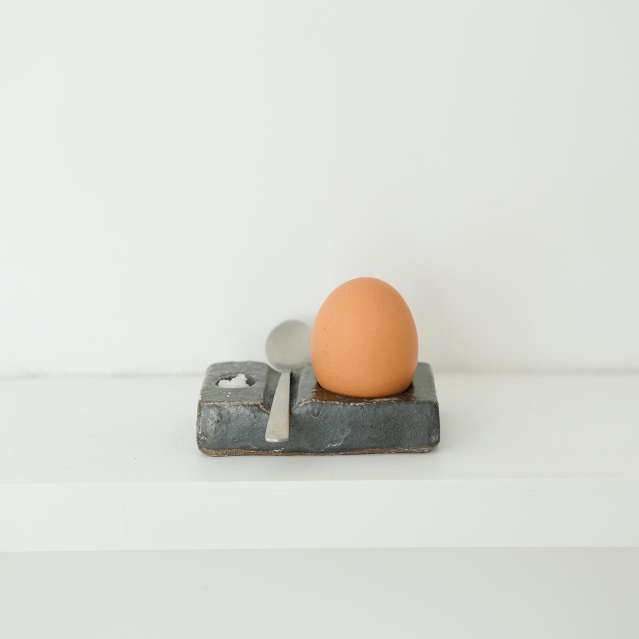Coquetier au feu de bois - noir metallisé de Ann-Charlotte Ohlsson chez Brutal Ceramics