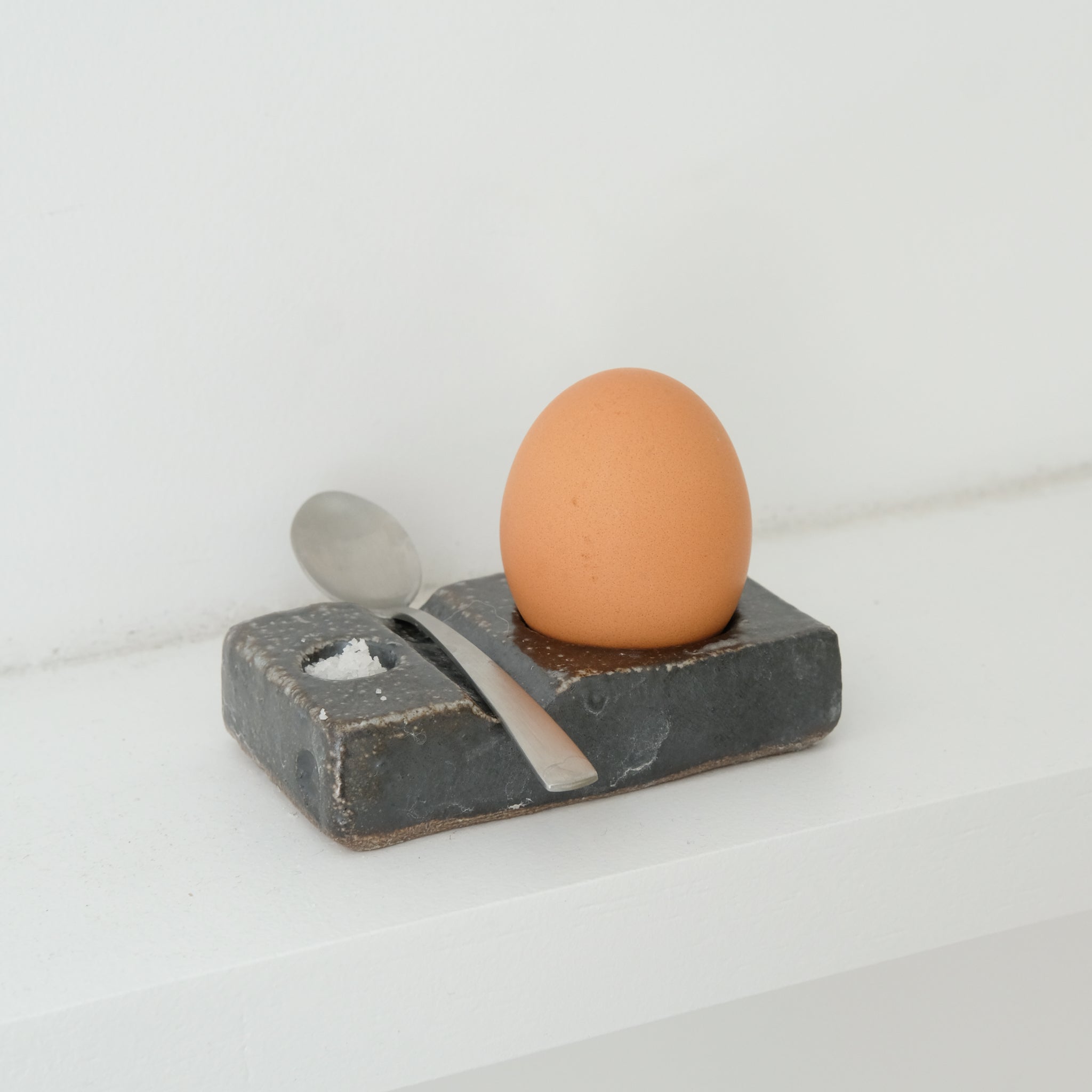 Coquetier au feu de bois - noir metallisé de Ann-Charlotte Ohlsson chez Brutal Ceramics