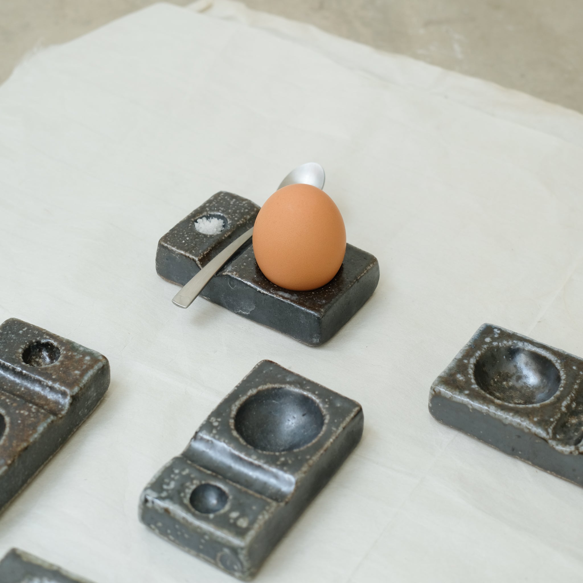 Coquetier au feu de bois - noir metallisé de Ann-Charlotte Ohlsson chez Brutal Ceramics