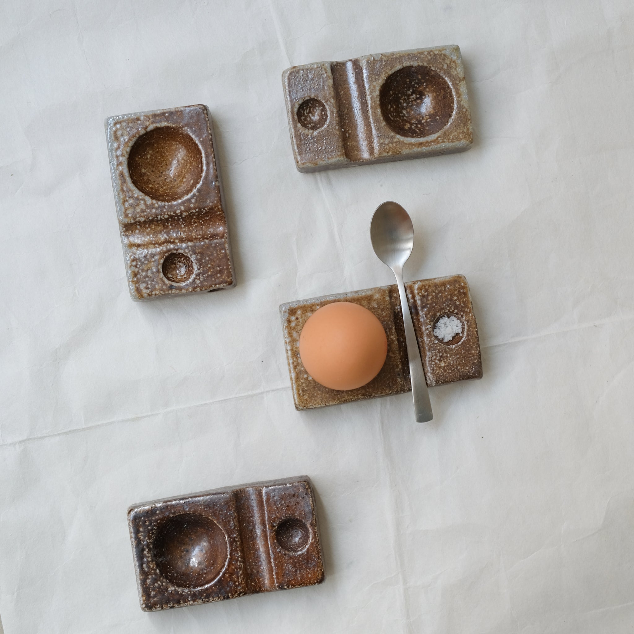 Coquetier au feu de bois - marron orangé de Ann-Charlotte Ohlsson chez Brutal Ceramics