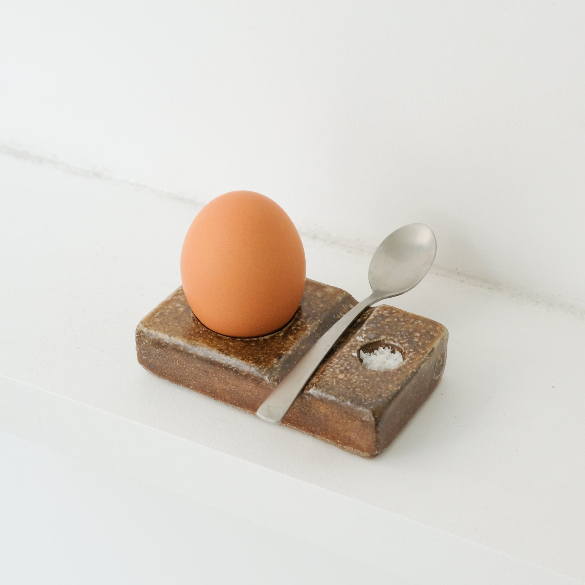 Coquetier au feu de bois - marron orangé de Ann-Charlotte Ohlsson chez Brutal Ceramics