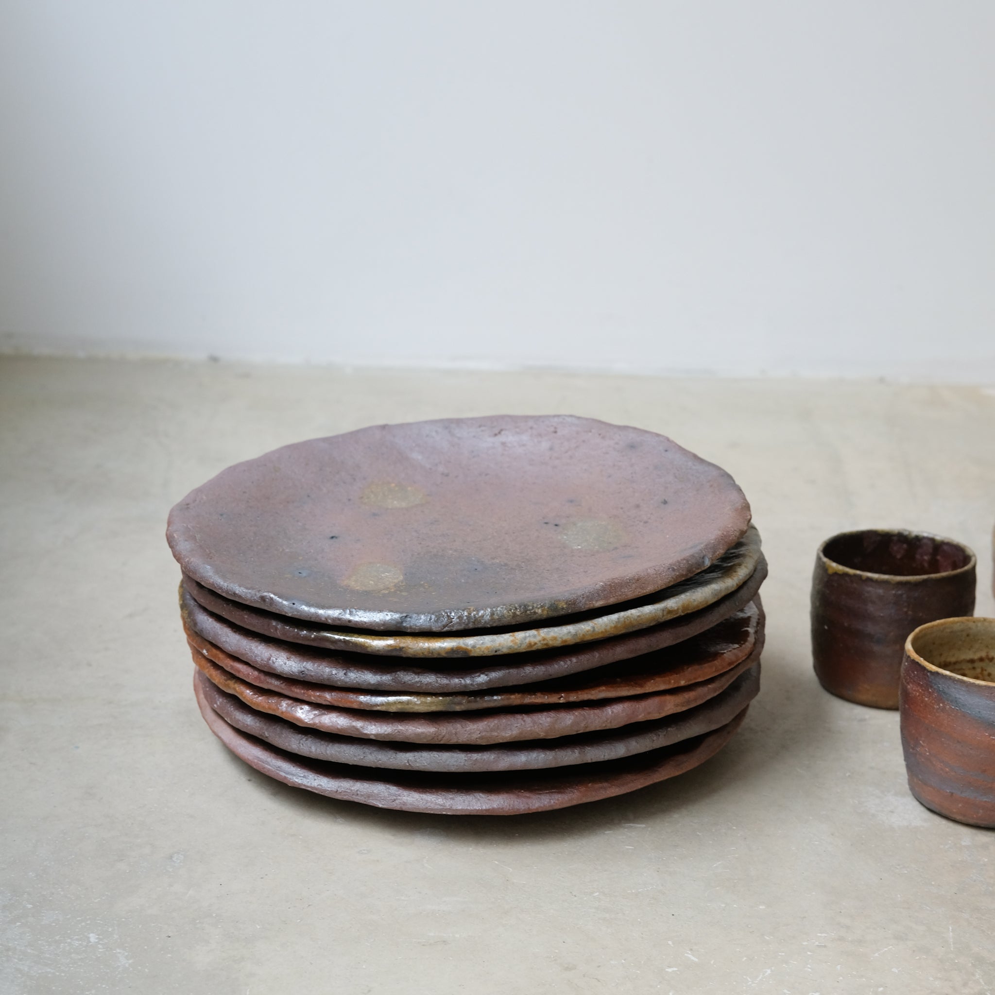 Assiette D24cm en grès cuisson bois 140ml - orangé de David Whitehead chez Brutal Ceramics