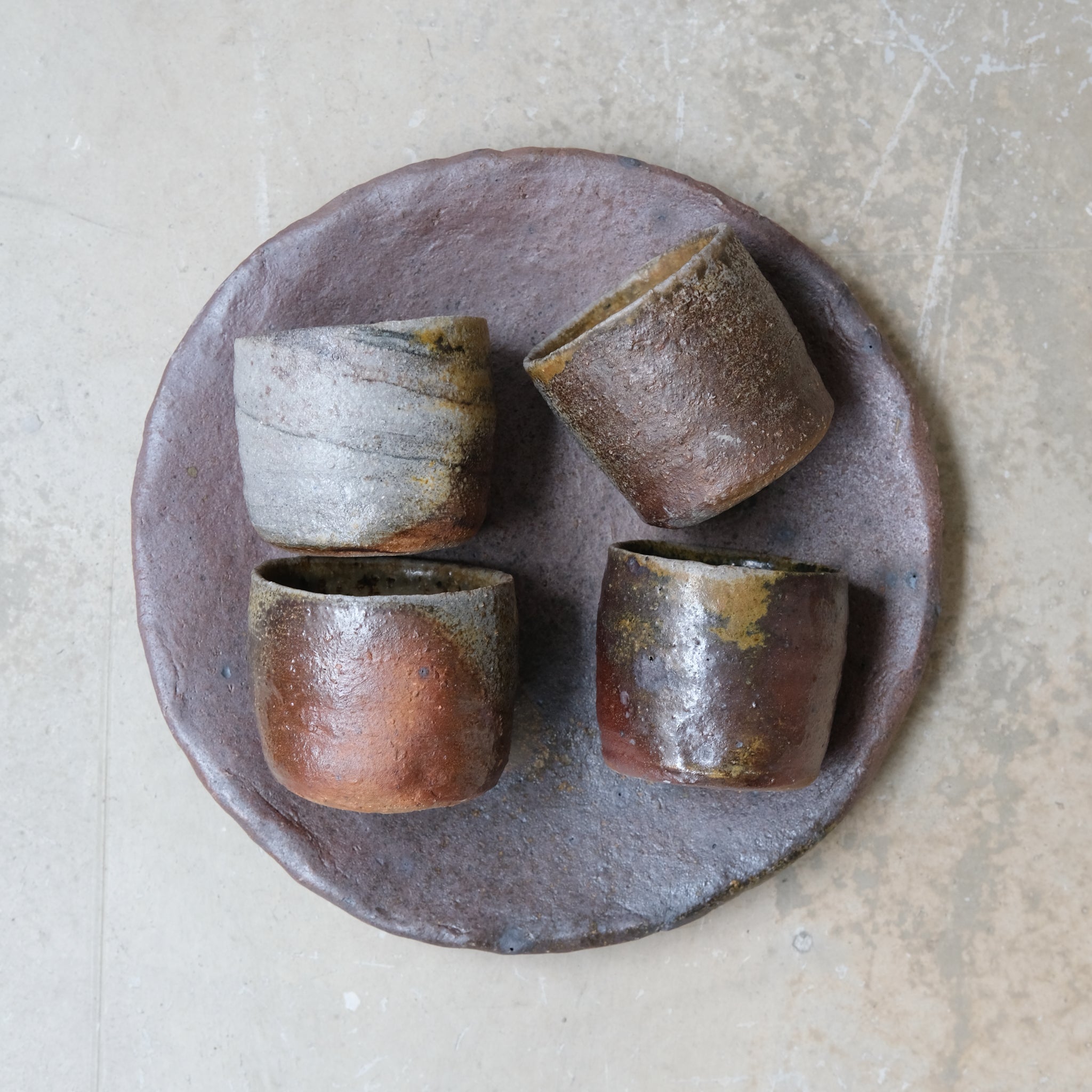 Assiette D24cm en grès cuisson bois 140ml - orangé de David Whitehead chez Brutal Ceramics