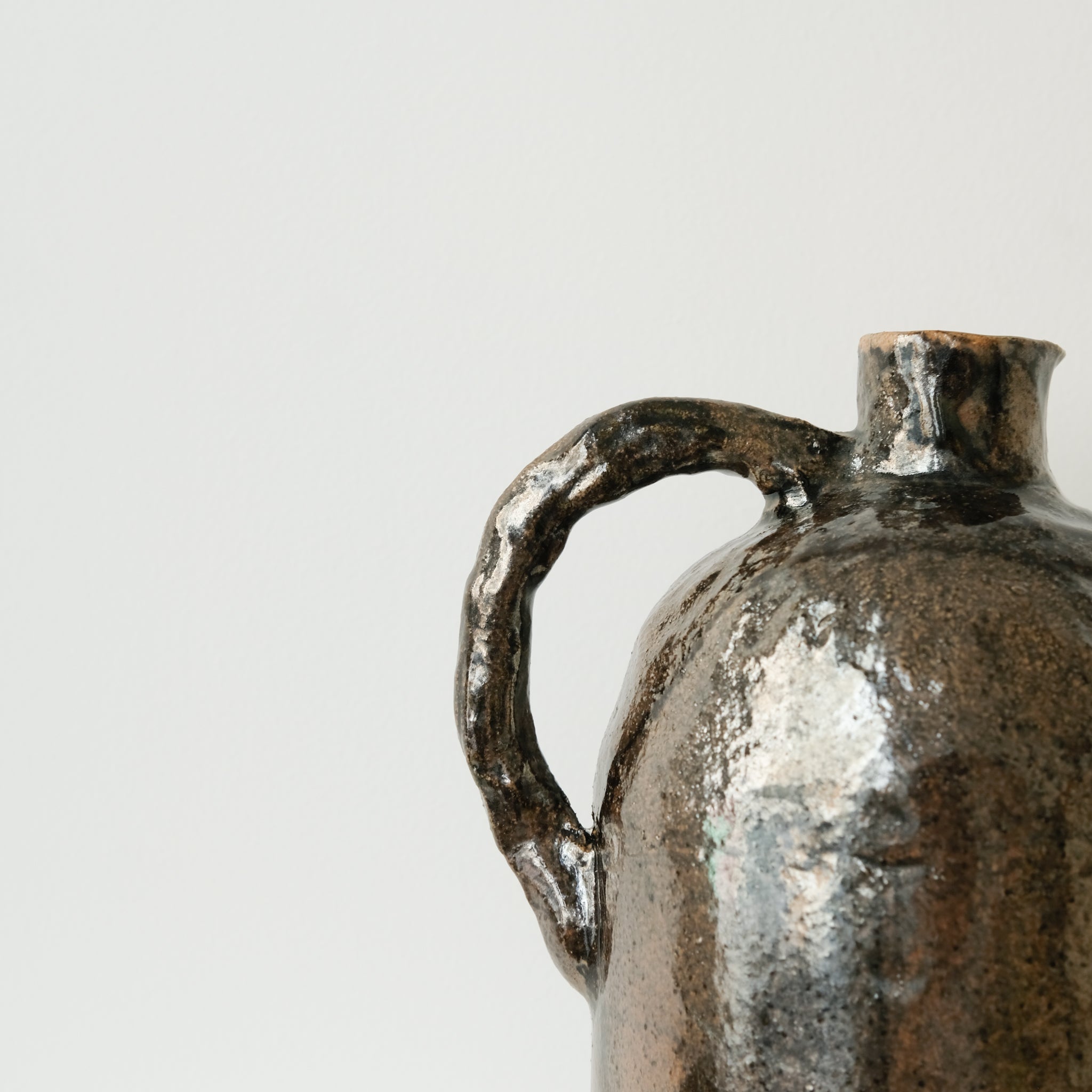 Pichet en grès 1,3L - Marron noir d'Estudio Vernis chez Brutal Ceramics