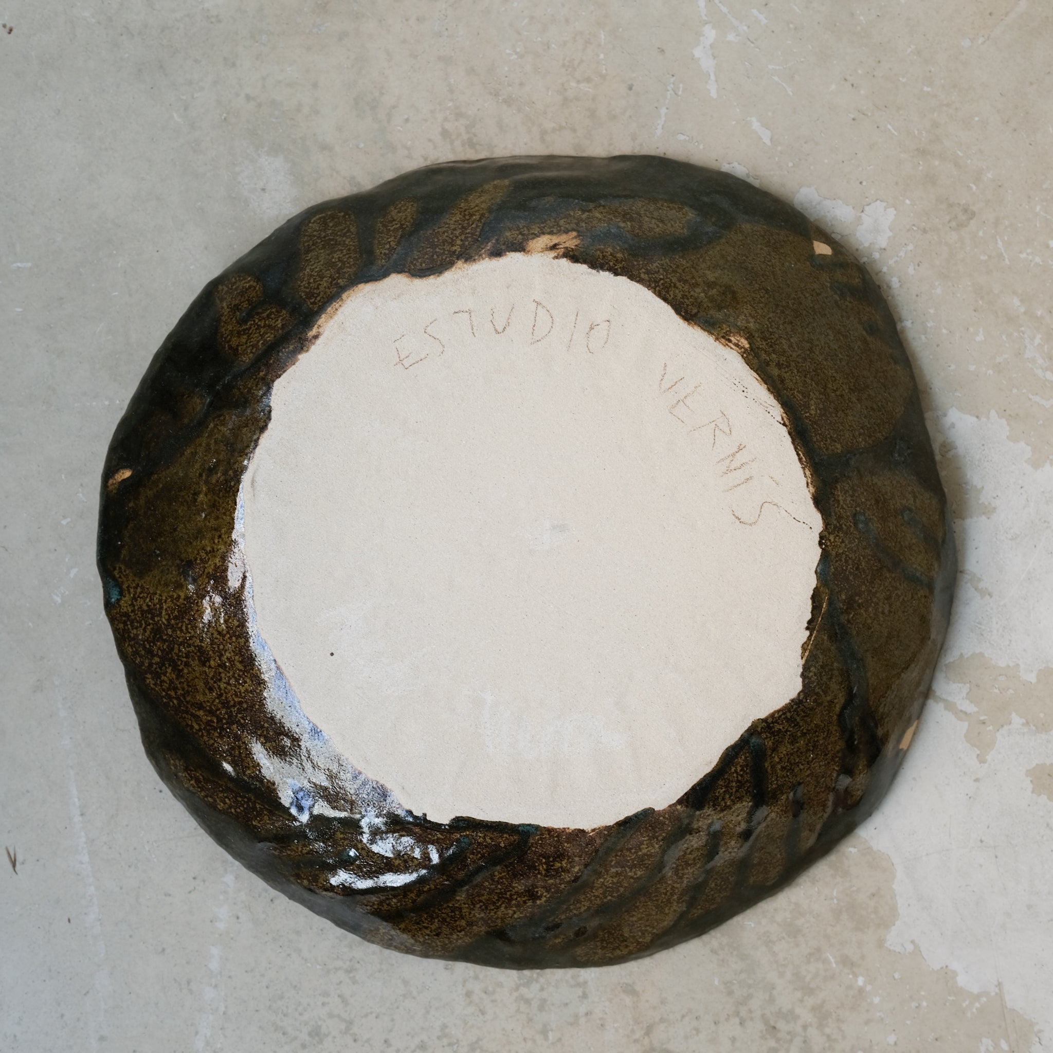 Plat en grès D 34cm - marron noir d'Estudio Vernis chez Brutal Ceramics