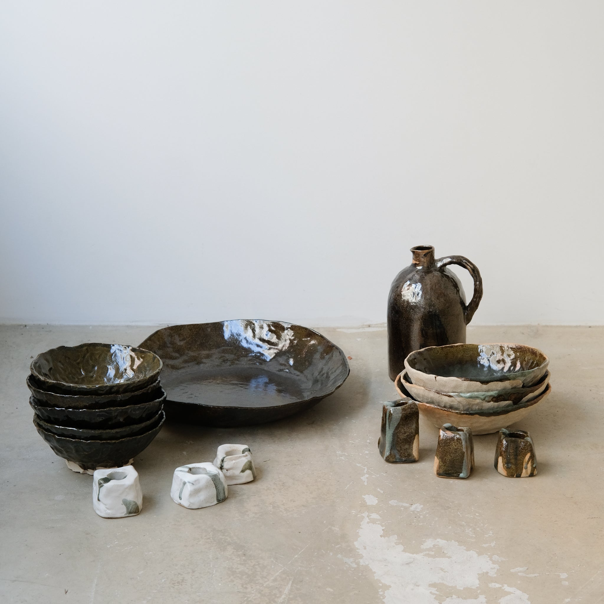 Plat en grès D 34cm - marron noir d'Estudio Vernis chez Brutal Ceramics