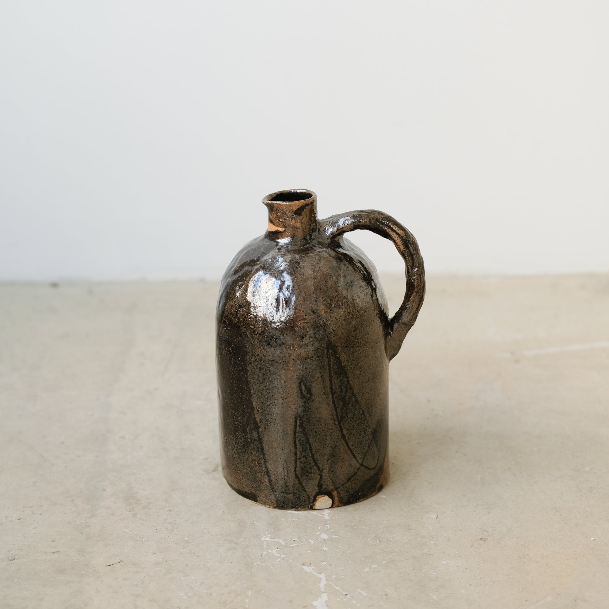 Pichet en grès 1,3L - Marron noir d'Estudio Vernis chez Brutal Ceramics