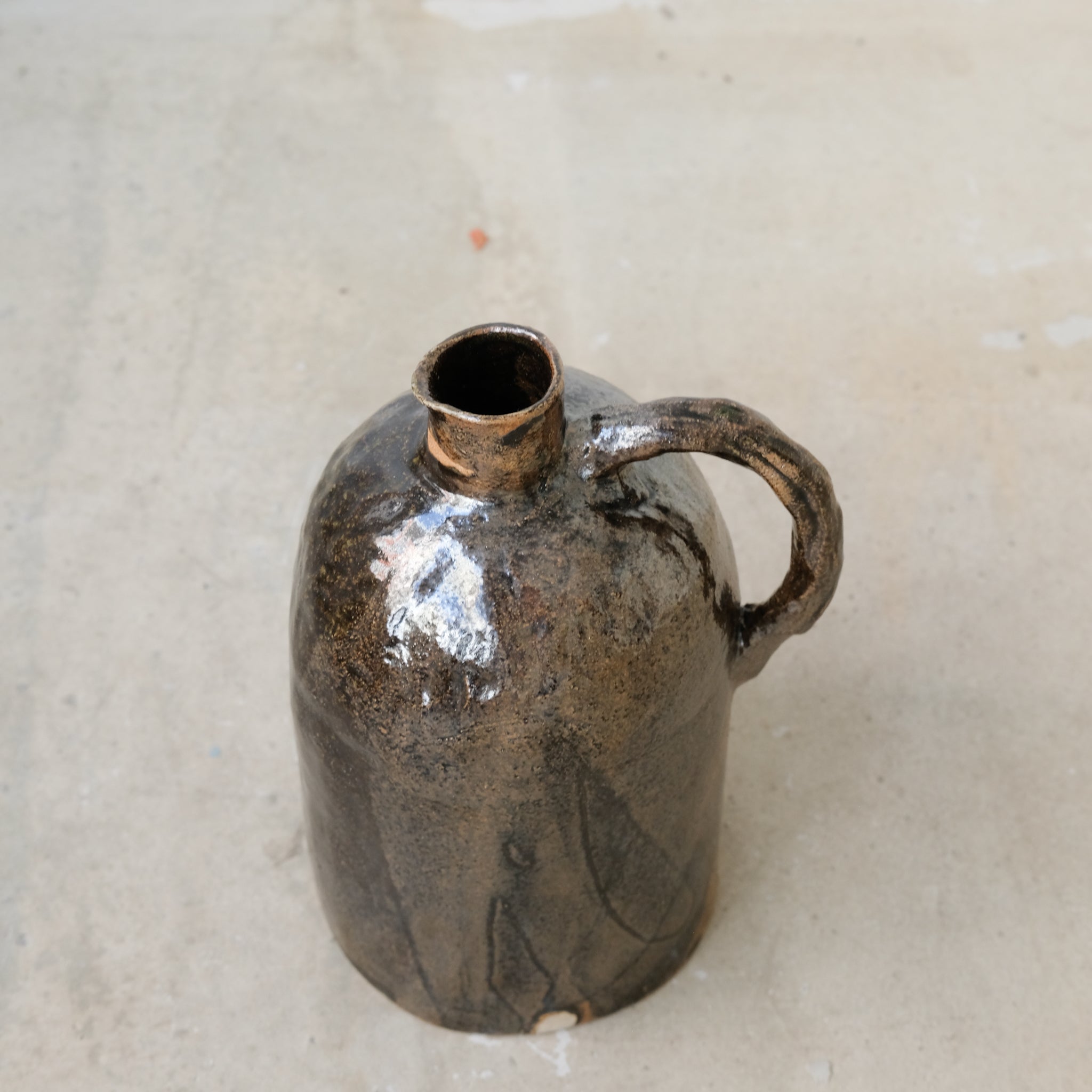 Pichet en grès 1,3L - Marron noir d'Estudio Vernis chez Brutal Ceramics