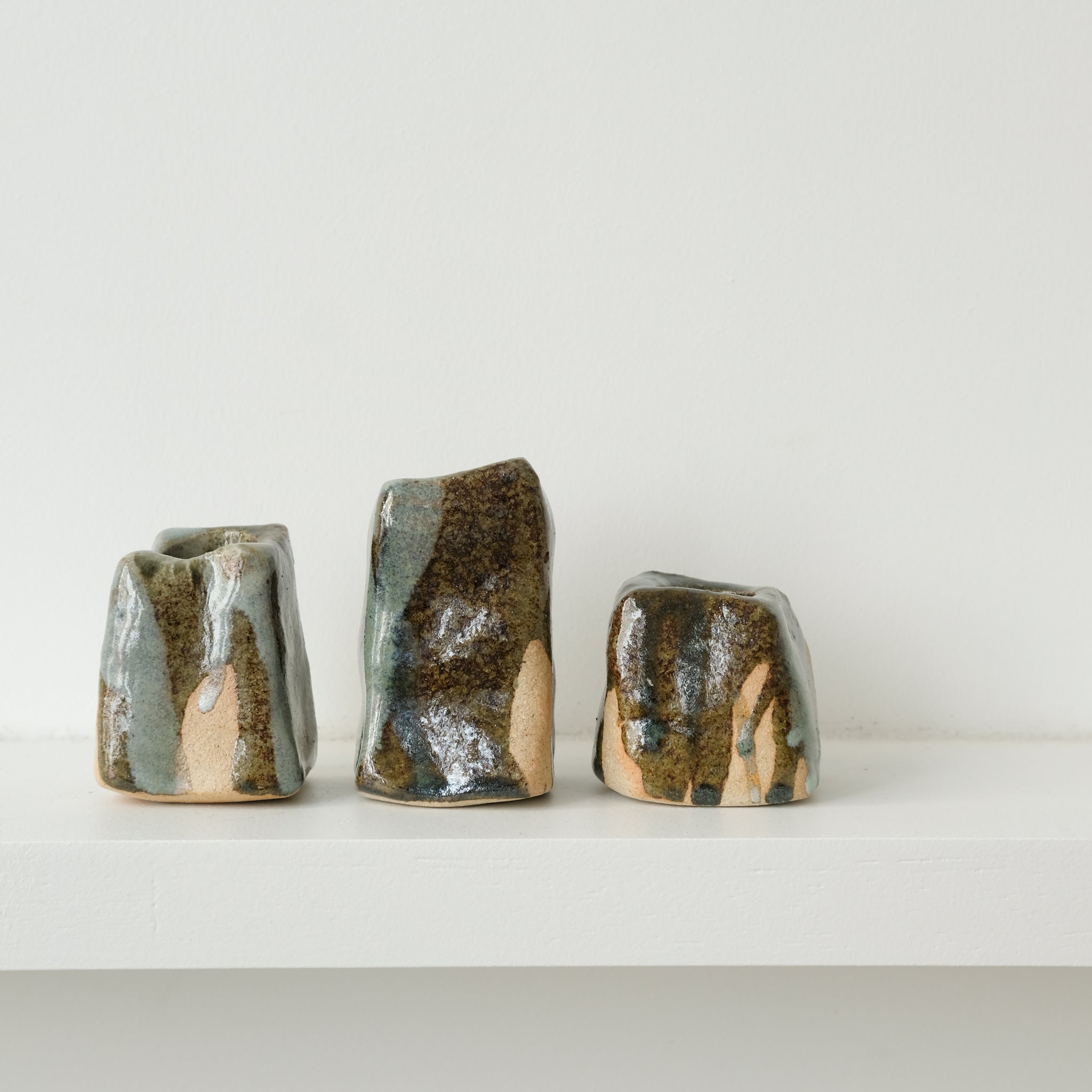 Set de 3 bougeoirs -marron et bleu d'Estudio Vernis chez Brutal Ceramics