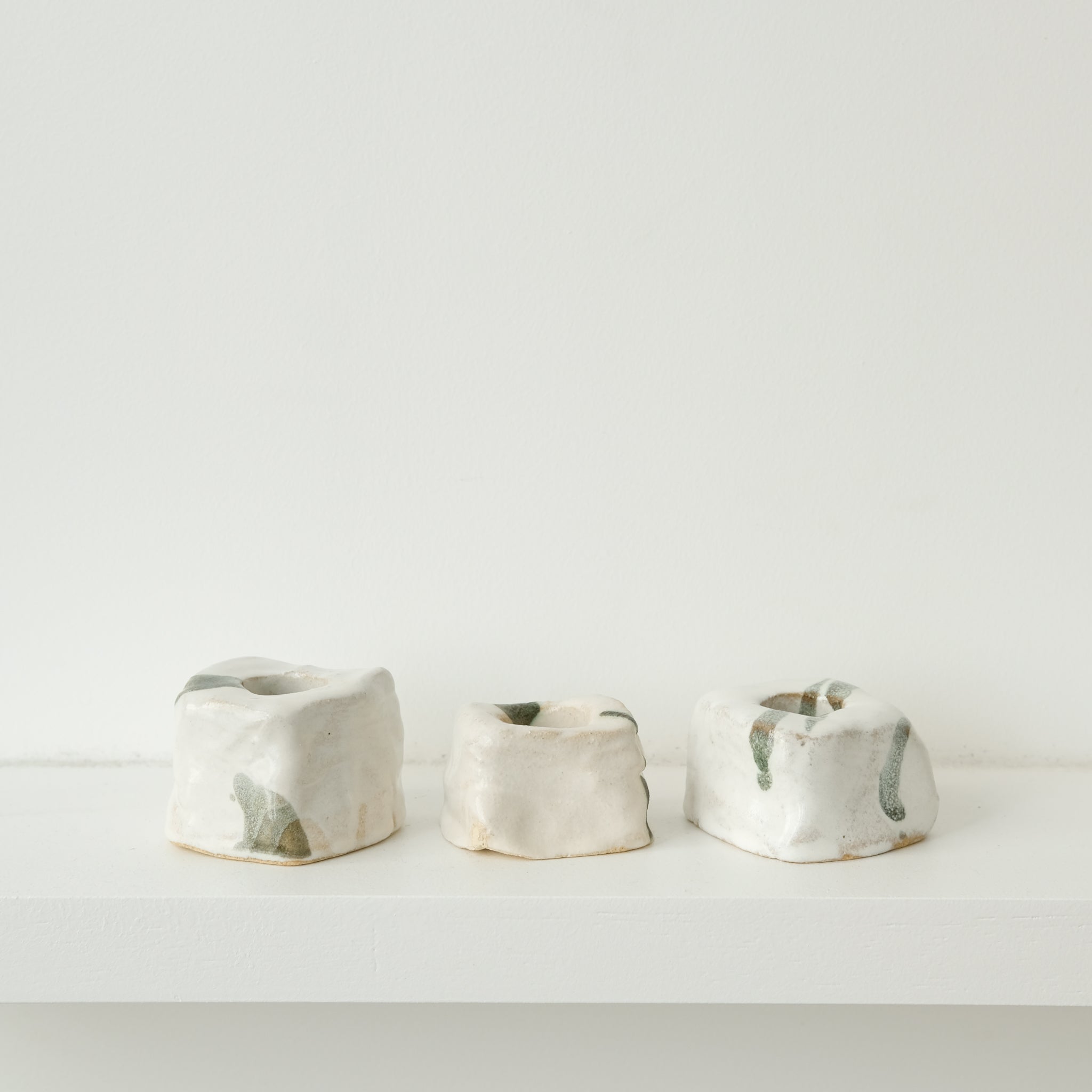 Set de 3 bougeoirs -blanc et vert d'Estudio Vernis chez Brutal Ceramics