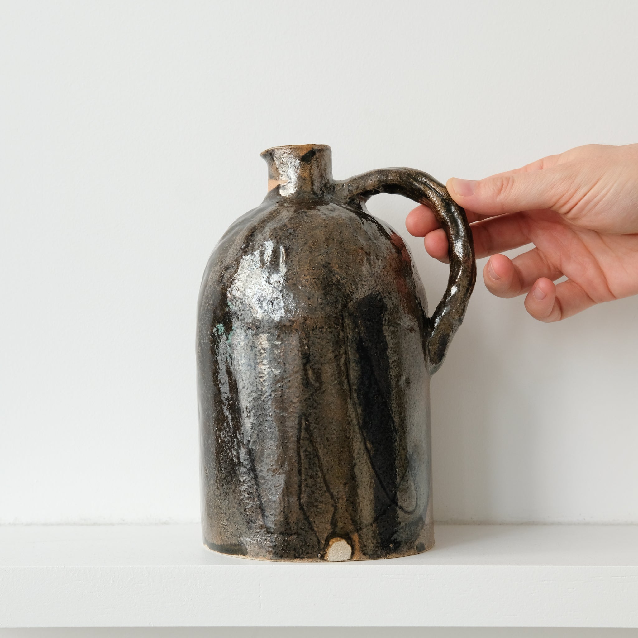 Pichet en grès 1,3L - Marron noir d'Estudio Vernis chez Brutal Ceramics