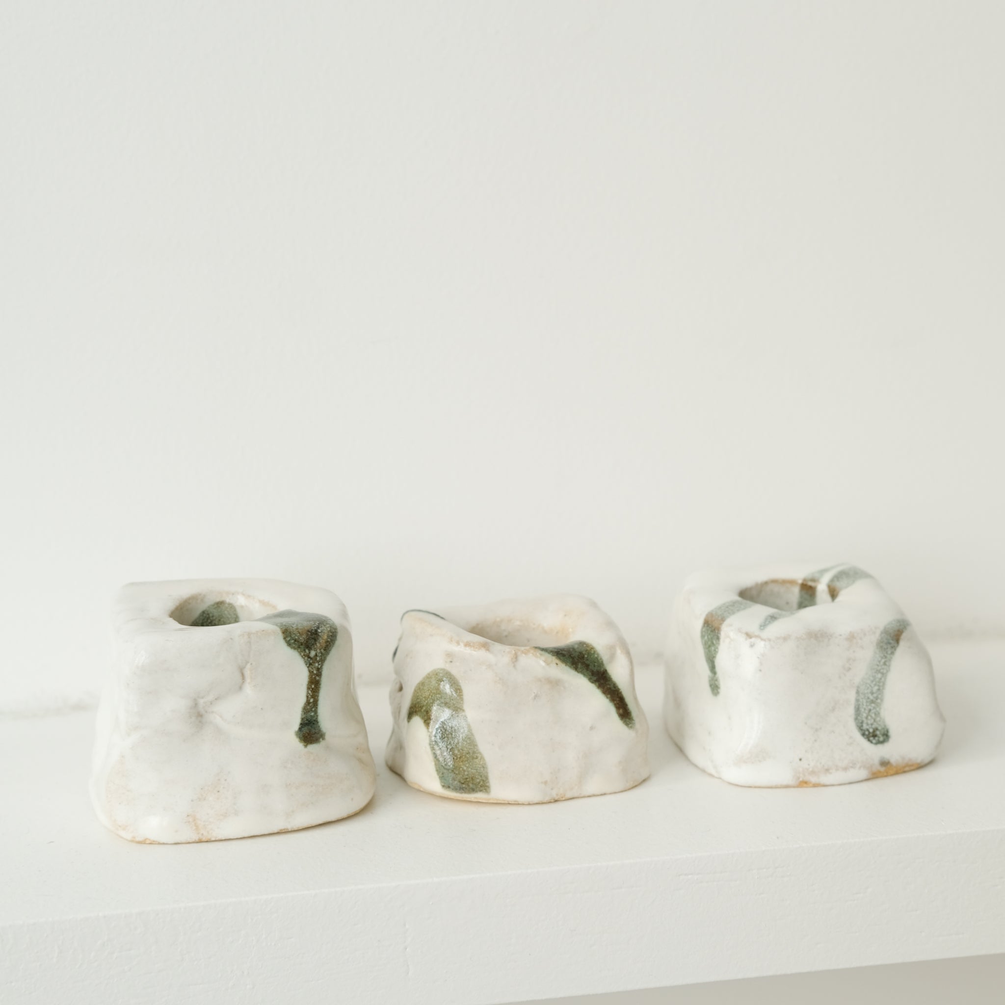 Set de 3 bougeoirs -blanc et vert d'Estudio Vernis chez Brutal Ceramics