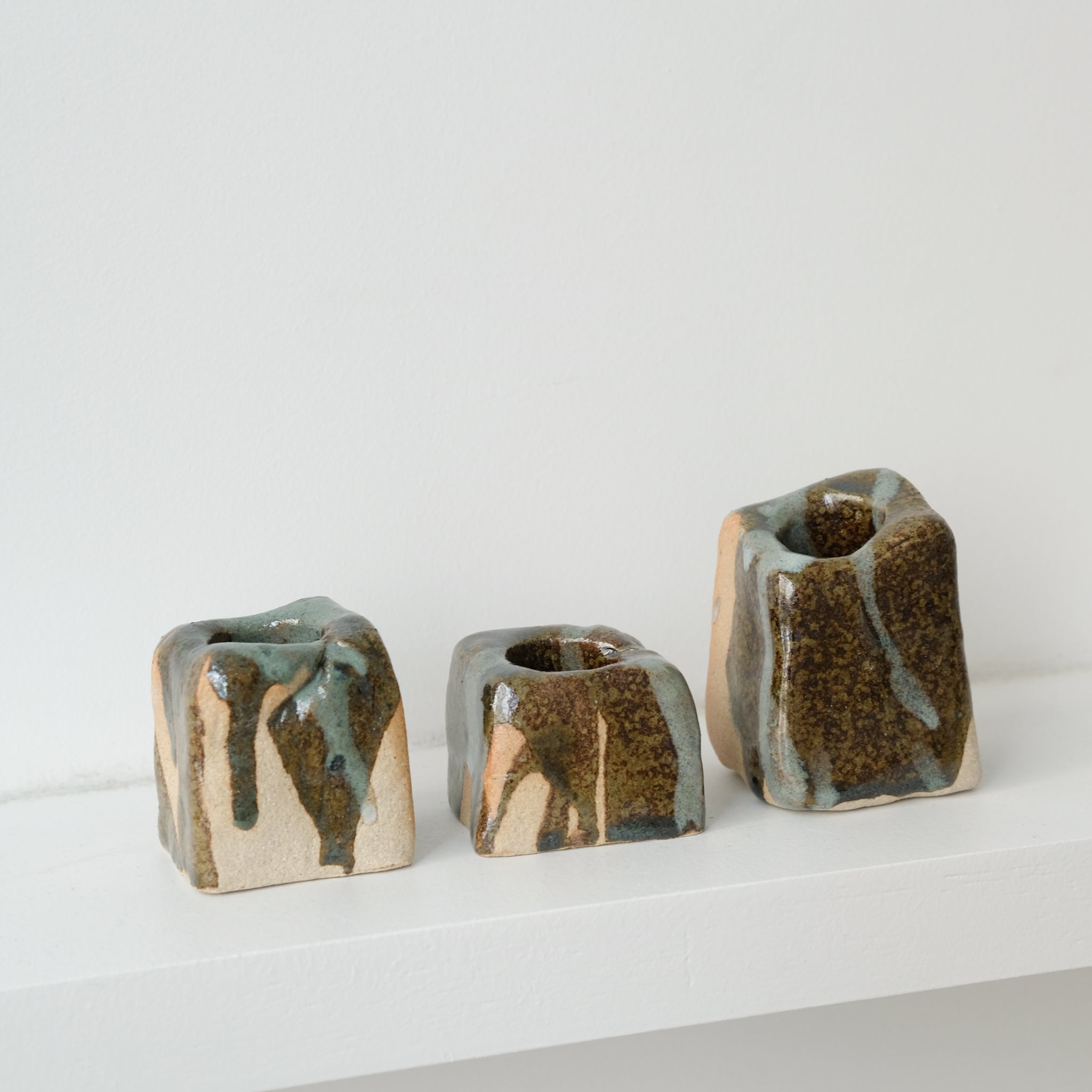 Set de 3 bougeoirs -marron et bleu d'Estudio Vernis chez Brutal Ceramics