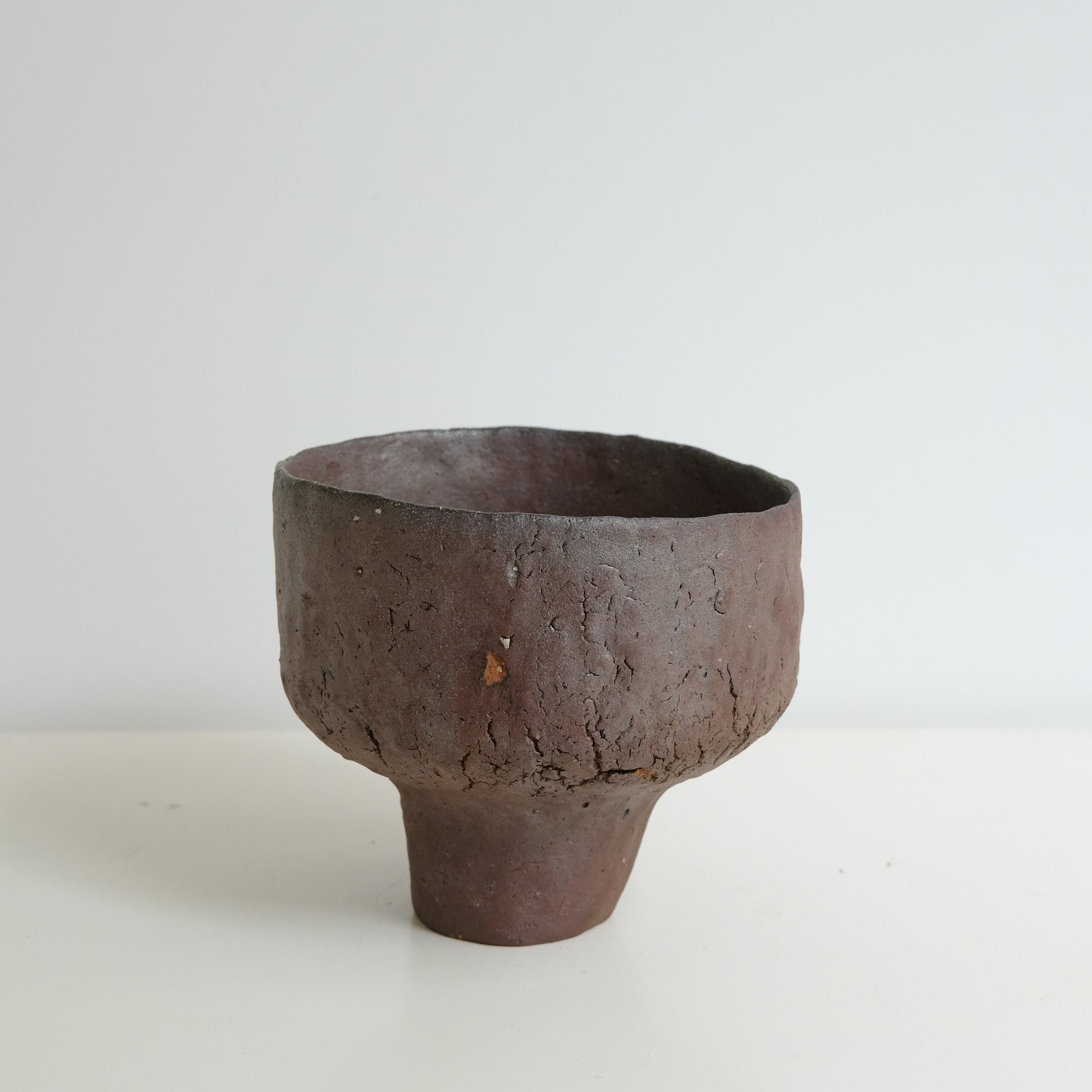 Coupe en terre glanée cuisson bois 01- H13cm - brique de Judith Lasry chez Brutal Ceramics