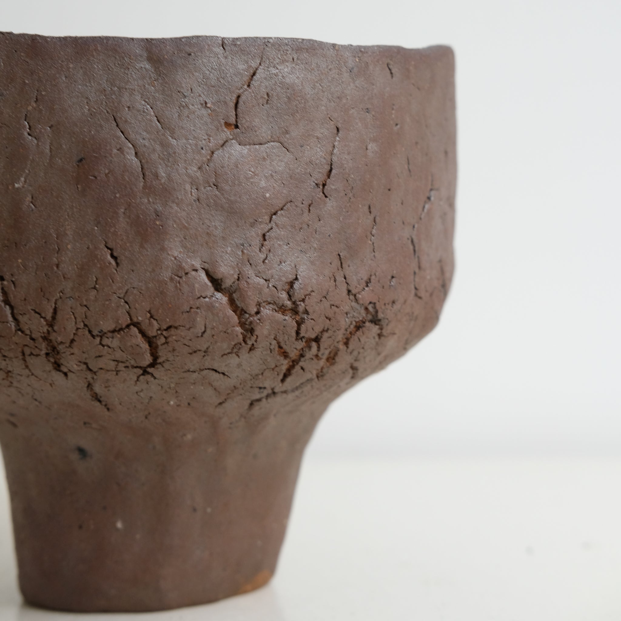 Coupe en terre glanée cuisson bois 01- H13cm - brique de Judith Lasry chez Brutal Ceramics