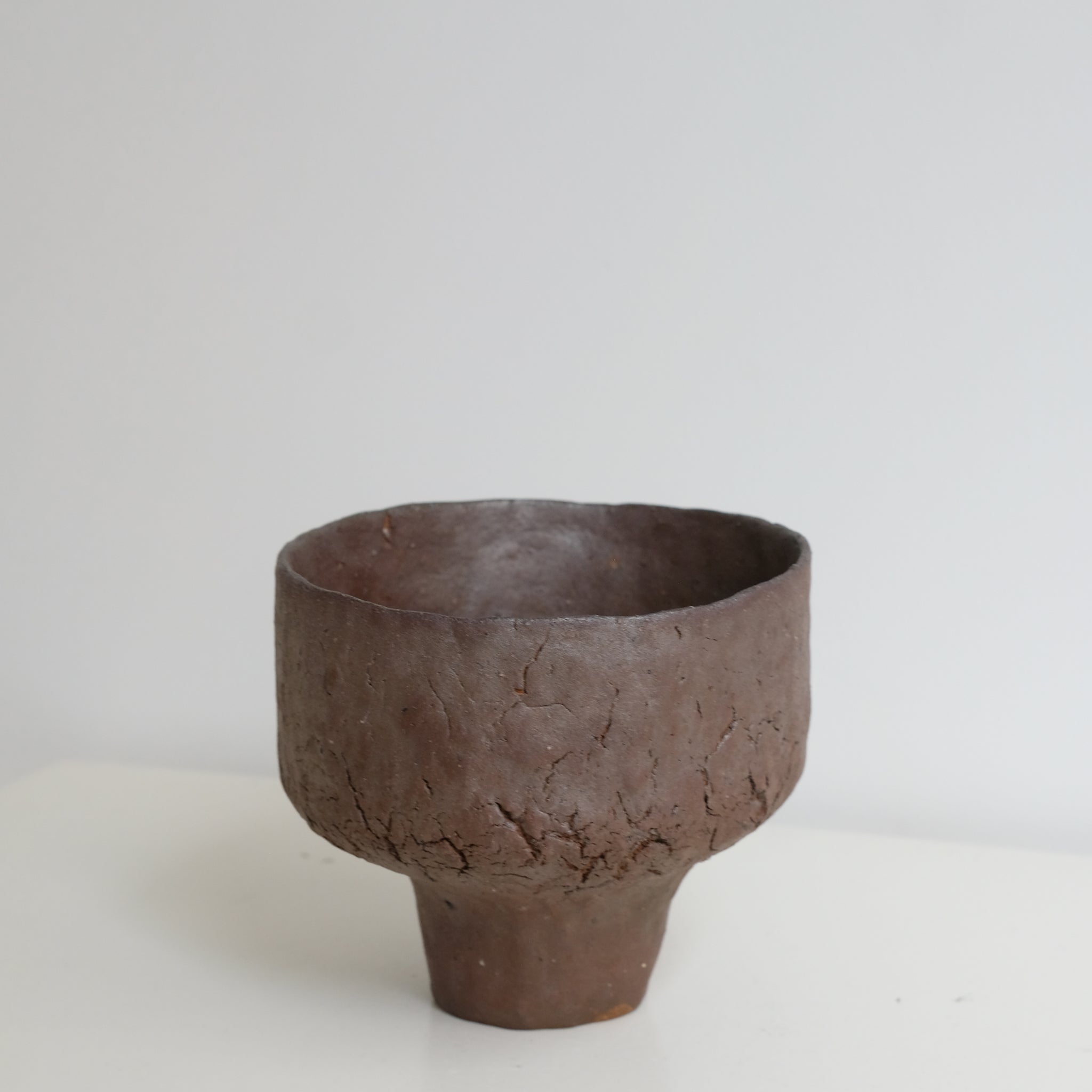 Coupe en terre glanée cuisson bois 01- H13cm - brique de Judith Lasry chez Brutal Ceramics
