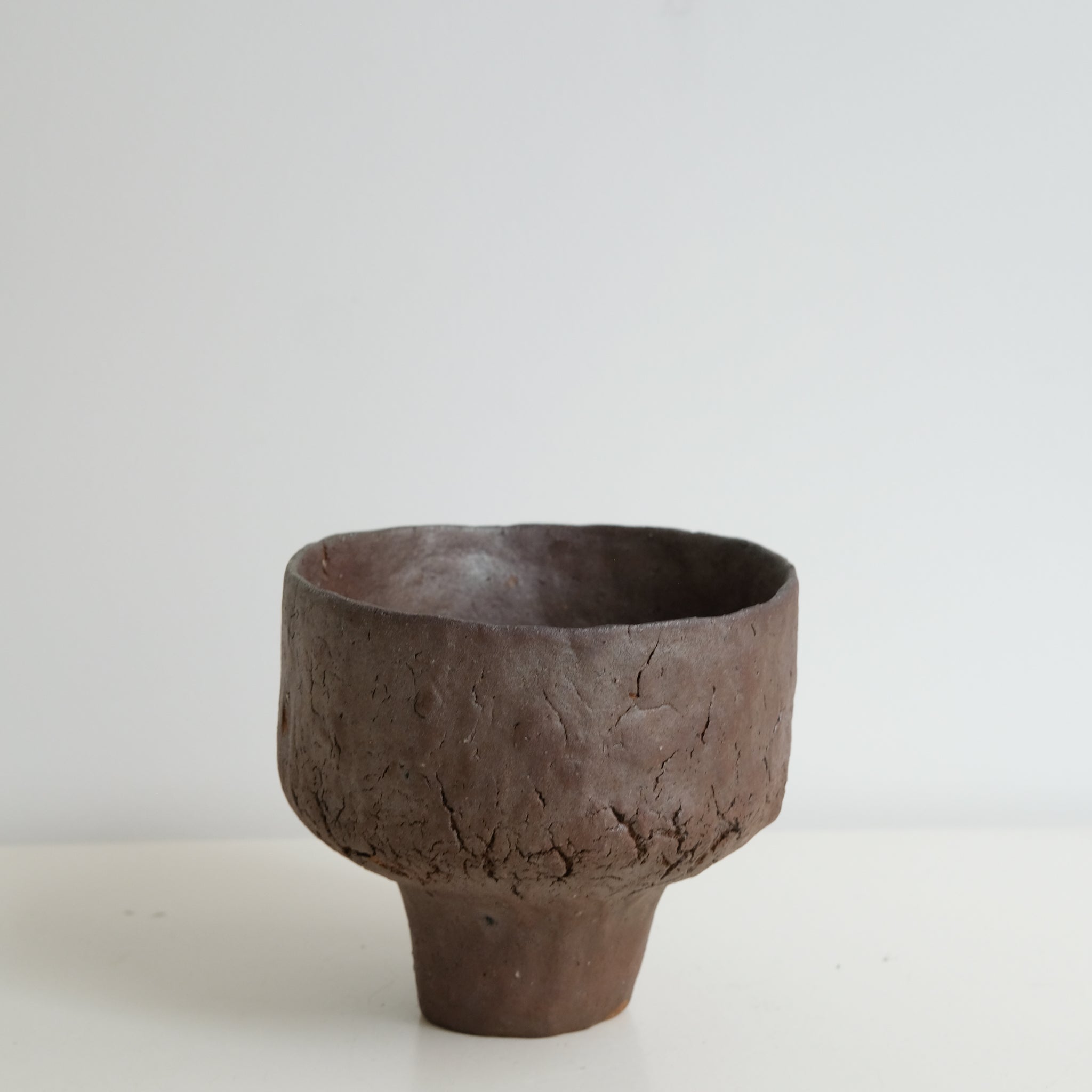 Coupe en terre glanée cuisson bois 01- H13cm - brique de Judith Lasry chez Brutal Ceramics
