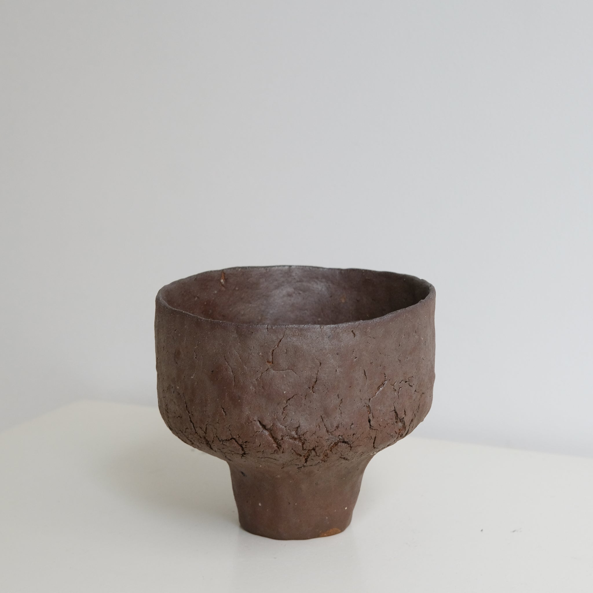 Coupe en terre glanée cuisson bois 01- H13cm - brique de Judith Lasry chez Brutal Ceramics