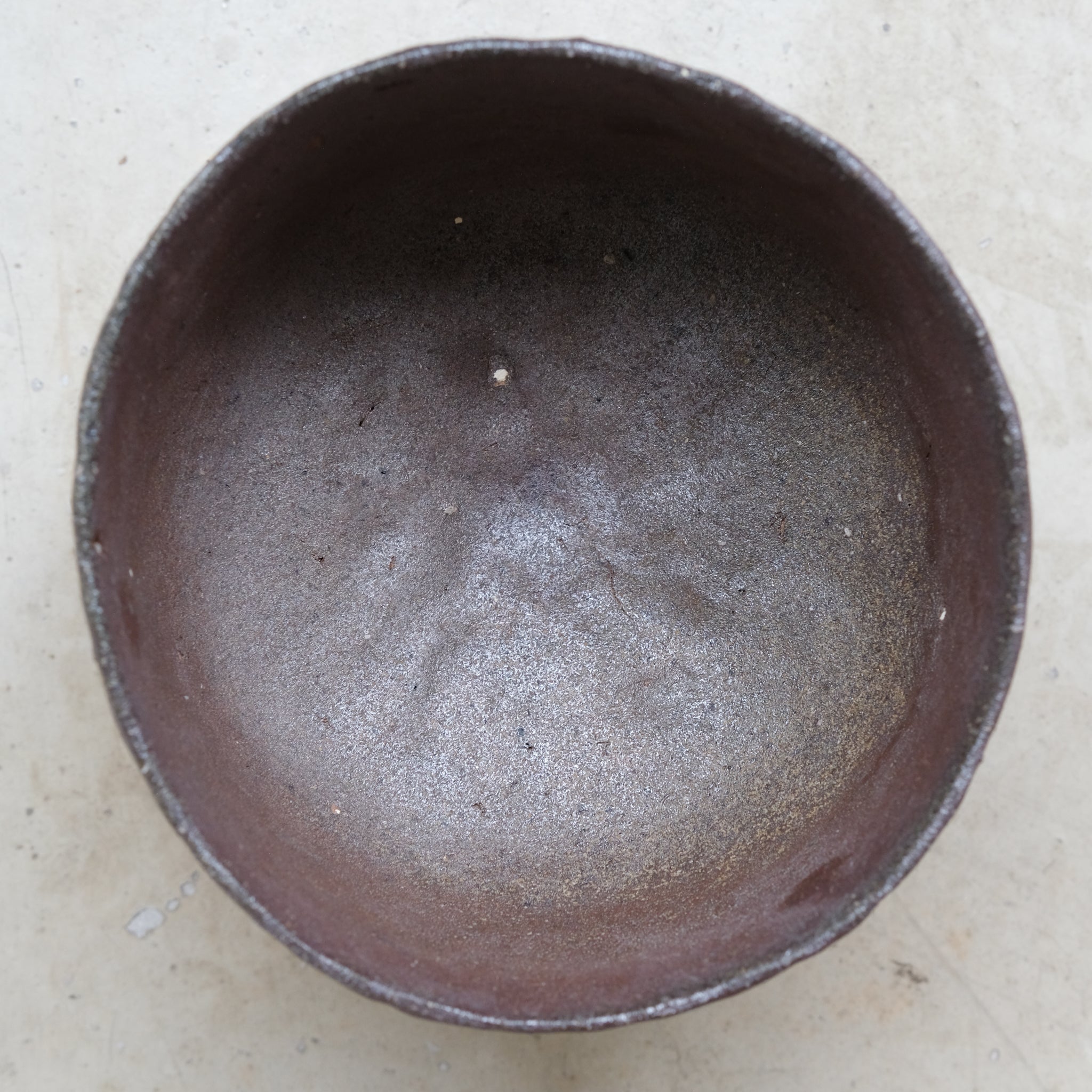 Coupe en terre glanée cuisson bois 01- H13cm - brique de Judith Lasry chez Brutal Ceramics